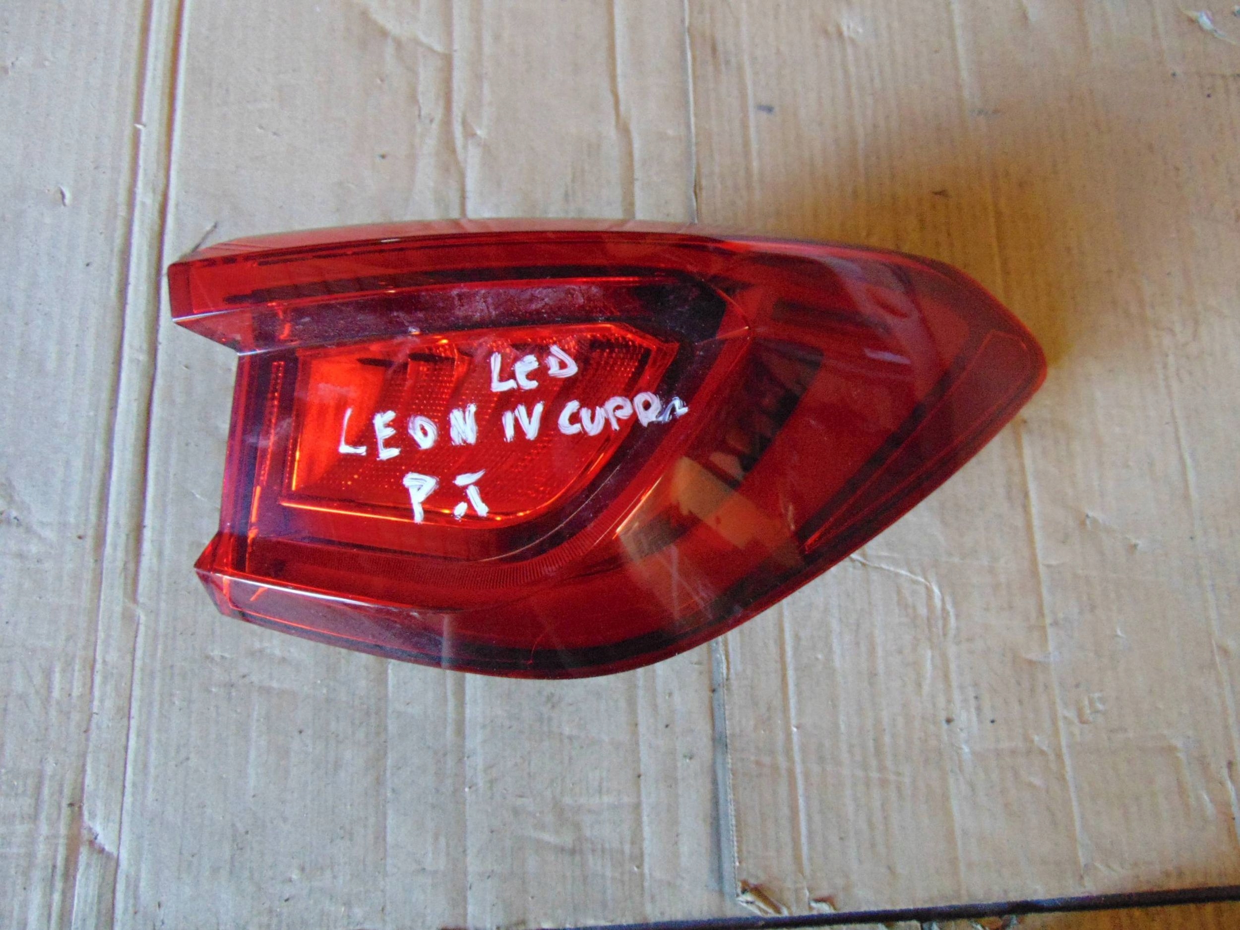 Cupra Leon IV LAMPA TYLNA PRAWA 5FA945208C Strona zabudowy prawa