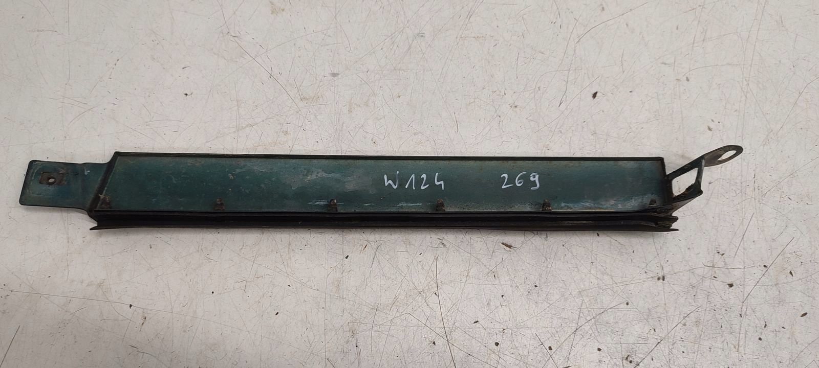 moulding below lampe left right Mercedes W124 kombi 269