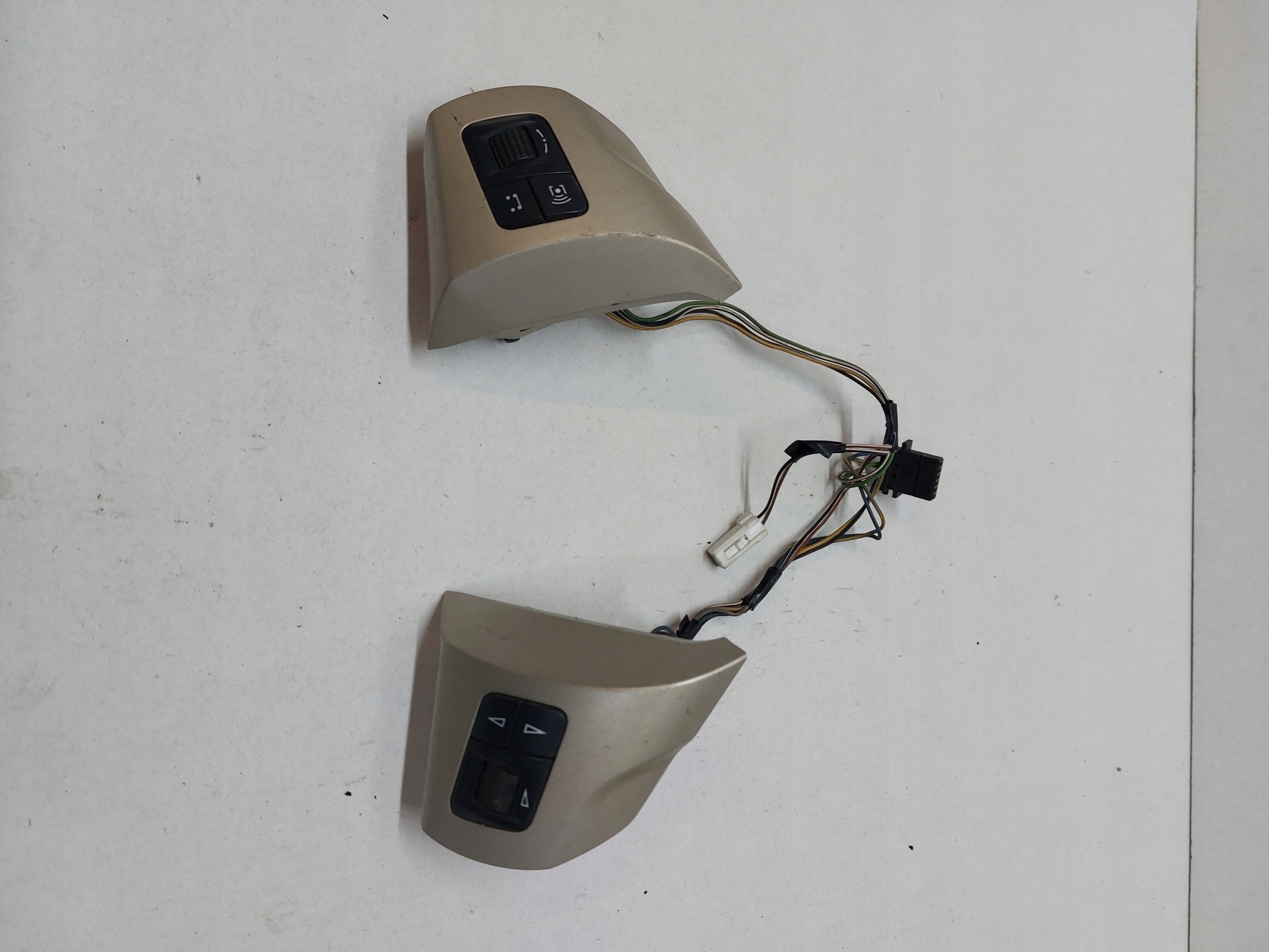 Commandes MULTIFUNKCJA Volant OPEL CORSA D 13222330