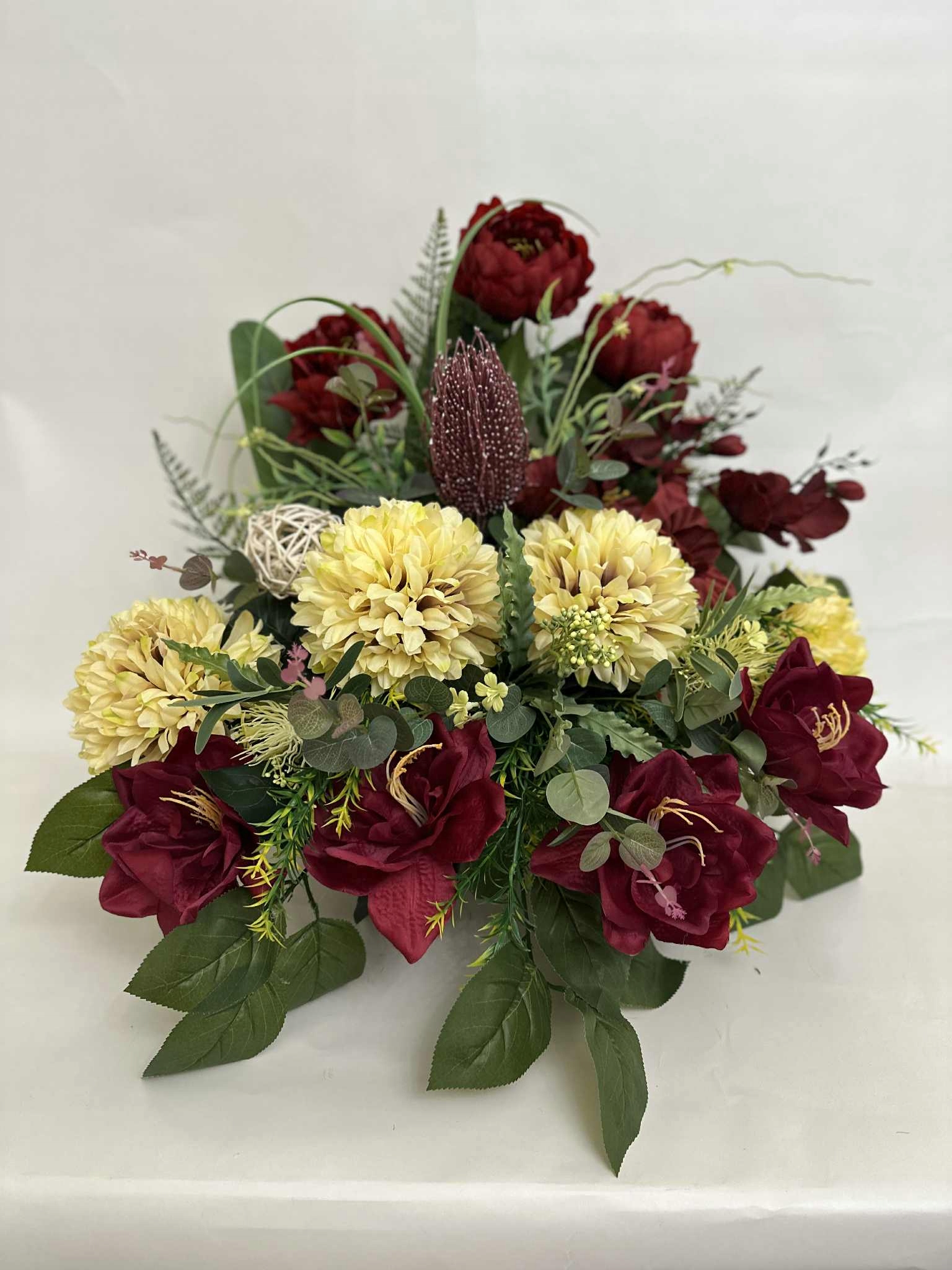 Kompozícia Kvety na hrob cintorín kytica kvetináč umelé kvety