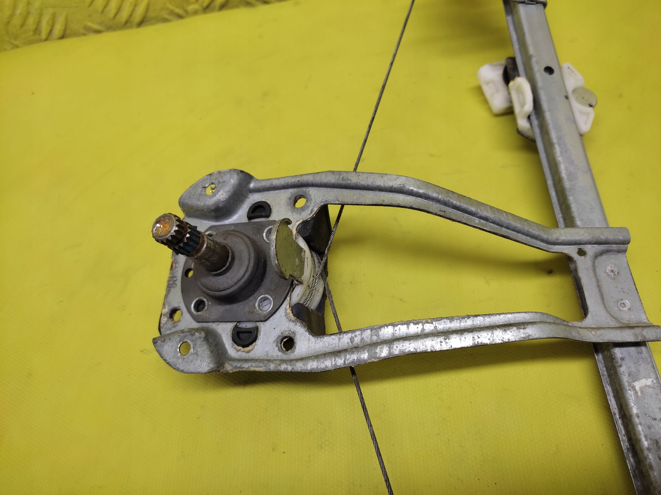 MERCEDES C220 window regulator left rear part