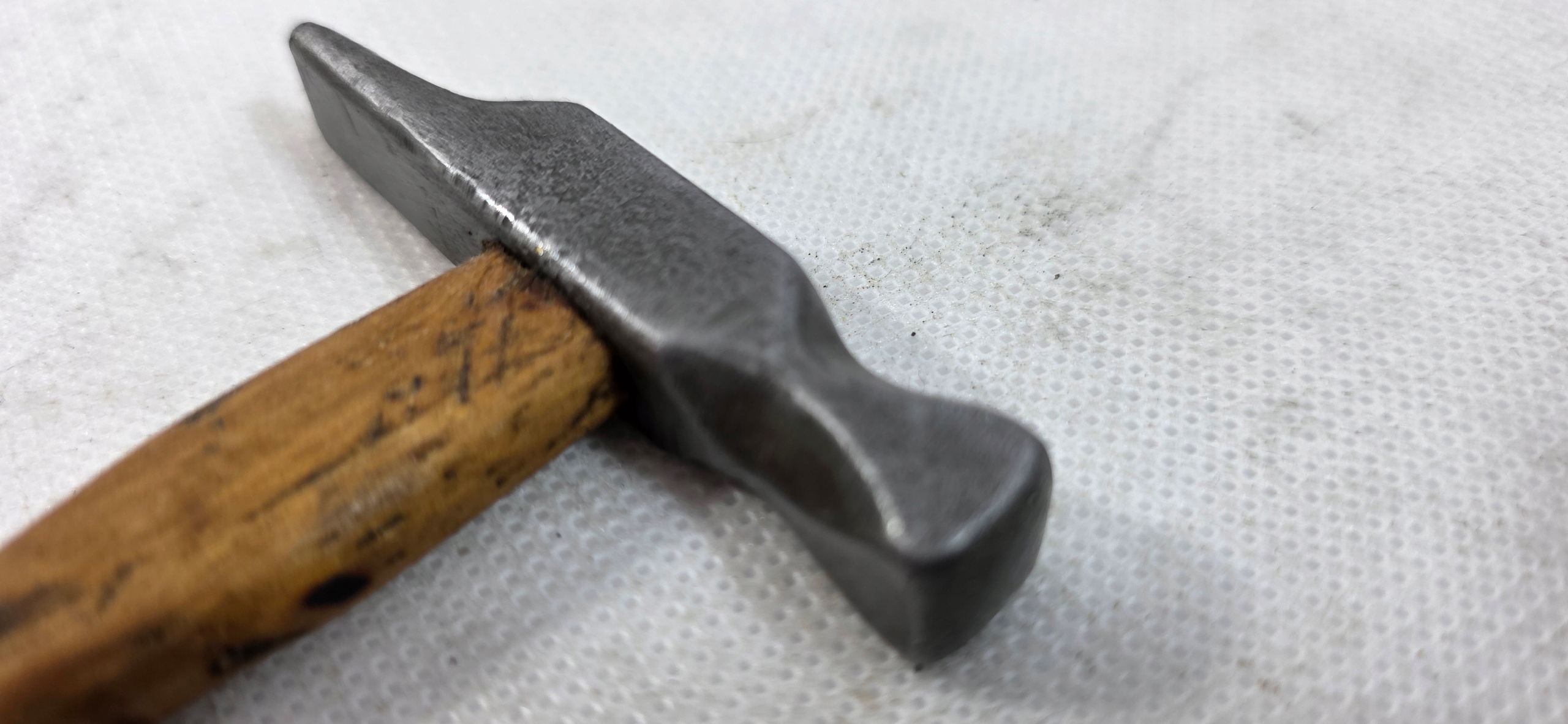 STARY MAŁY MŁOTEK 104 GRAMY Z TRZONKIEM