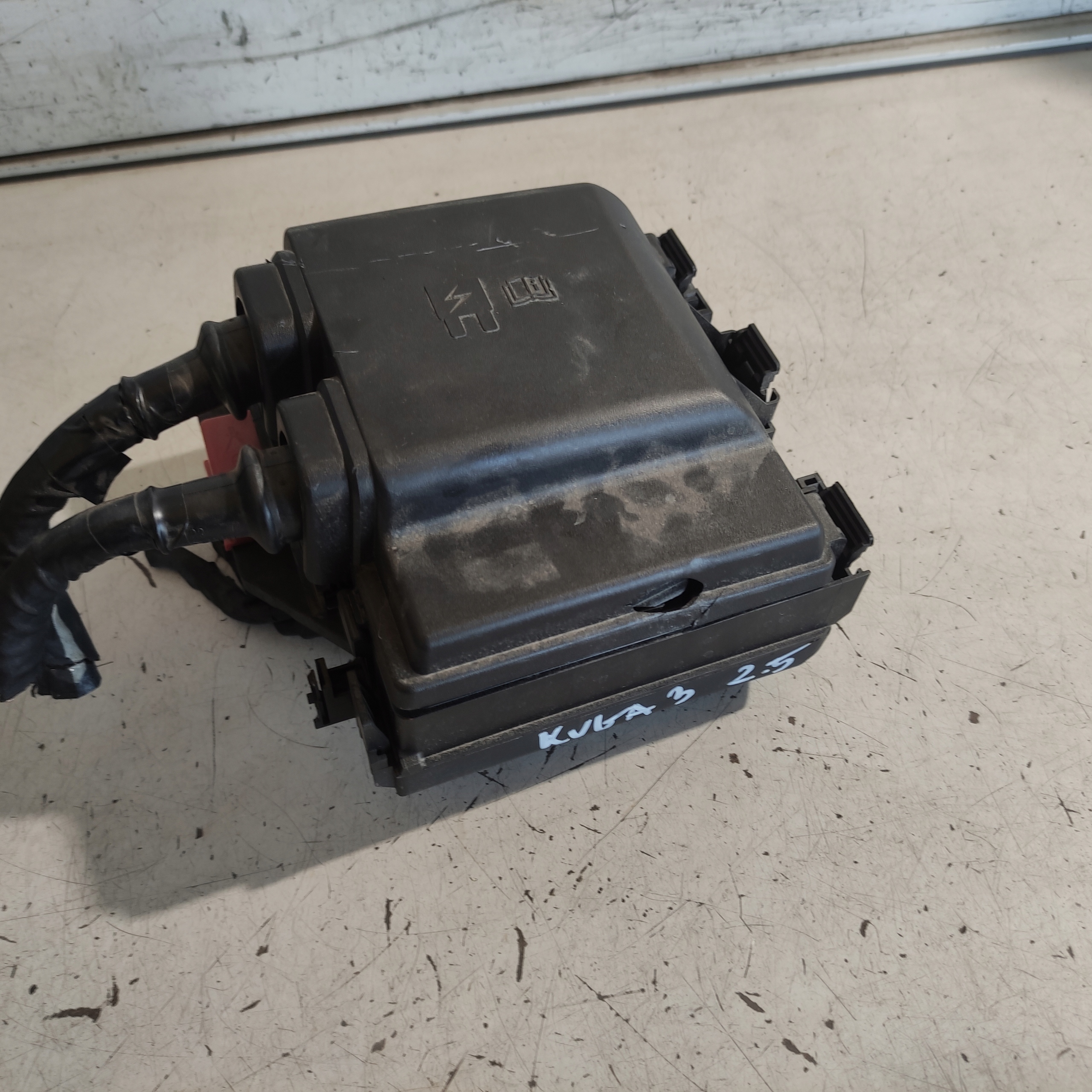 FORD KUGA MK3 2.5 FHEV SKRZYNKA BEZPIECZNIKÓW 20-