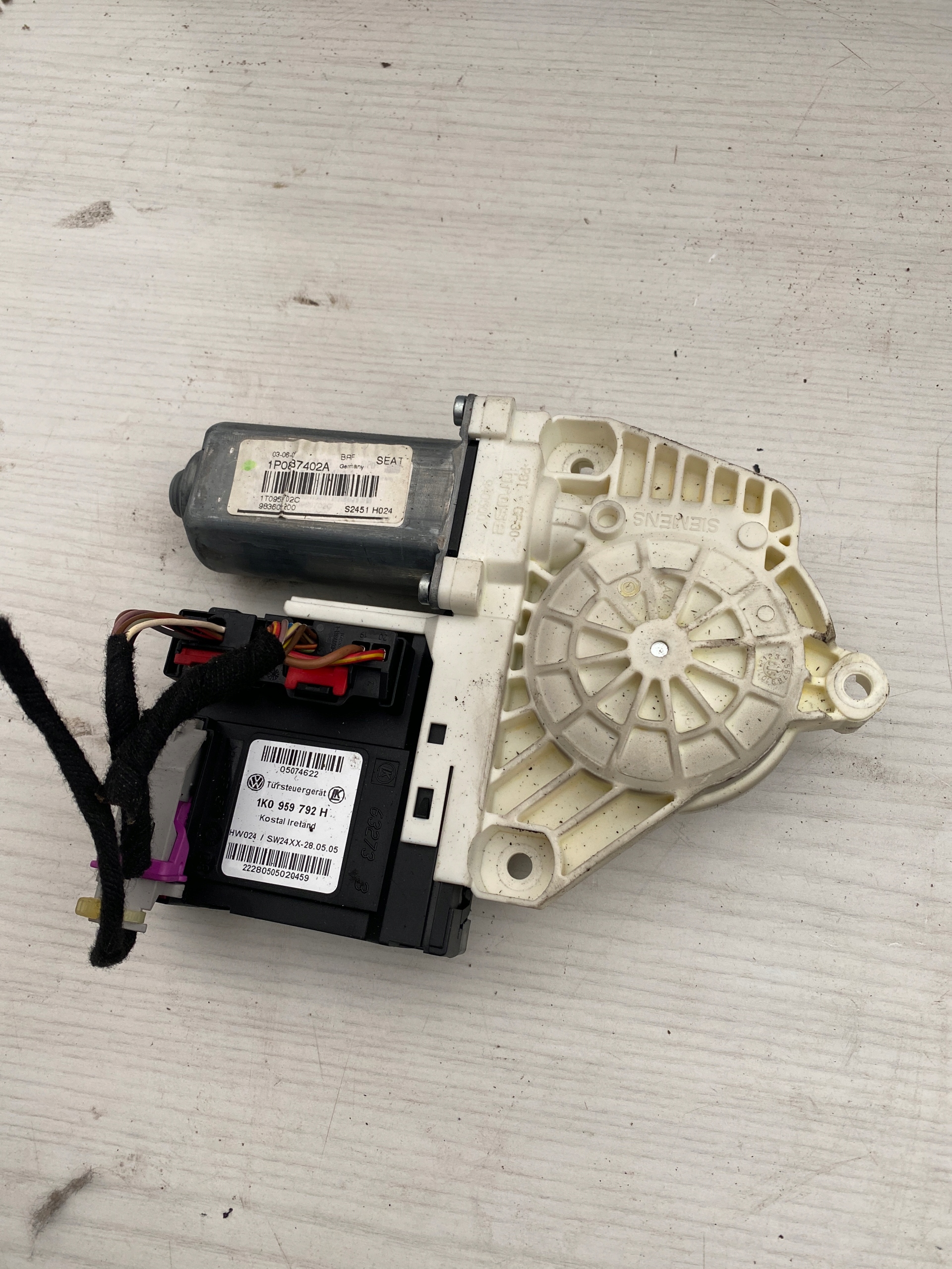 1P0837402A mini motor windows right front SEAT LEON II