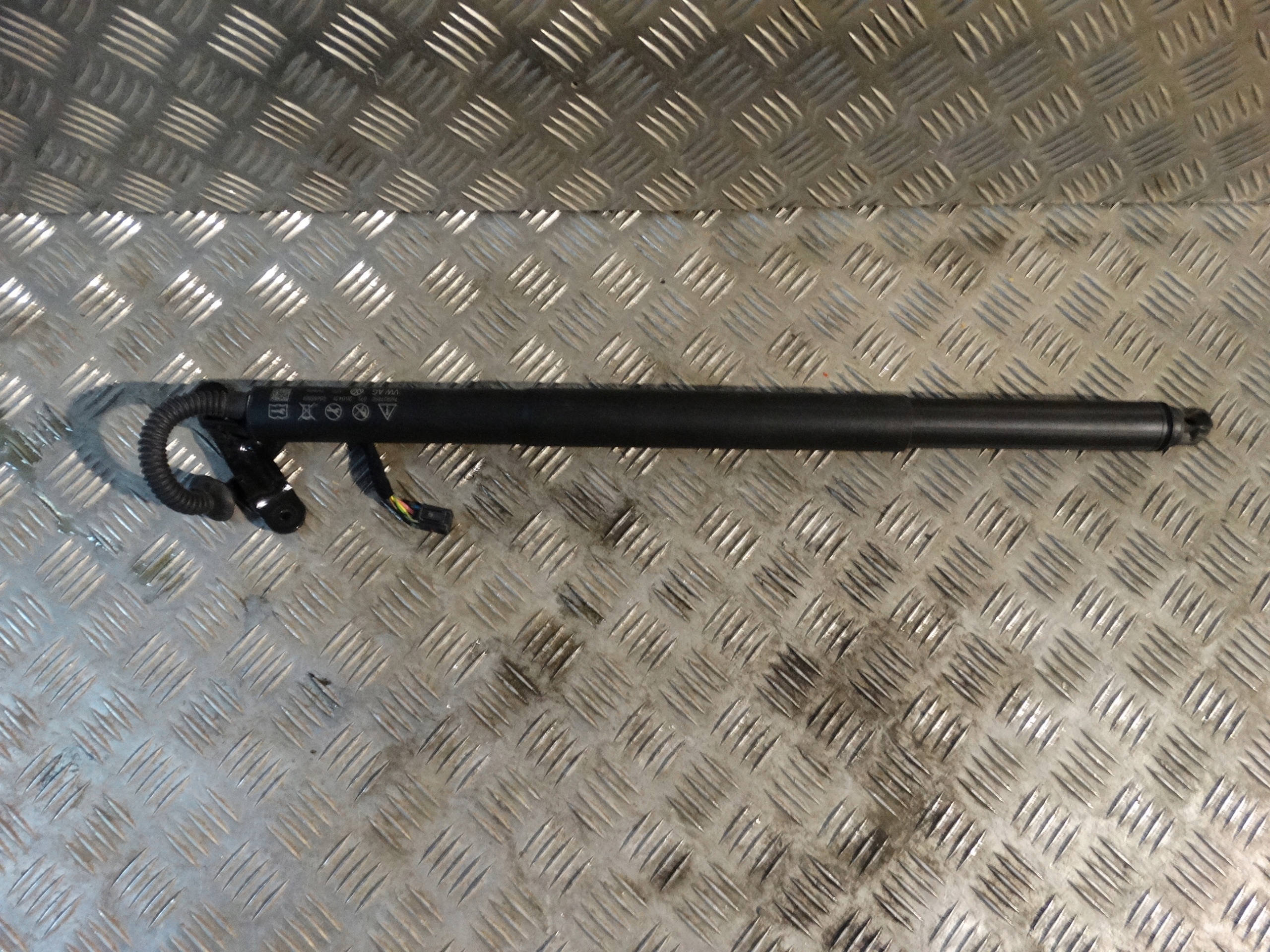 IDEALNY damper bonnet VW TOUAREG III 1