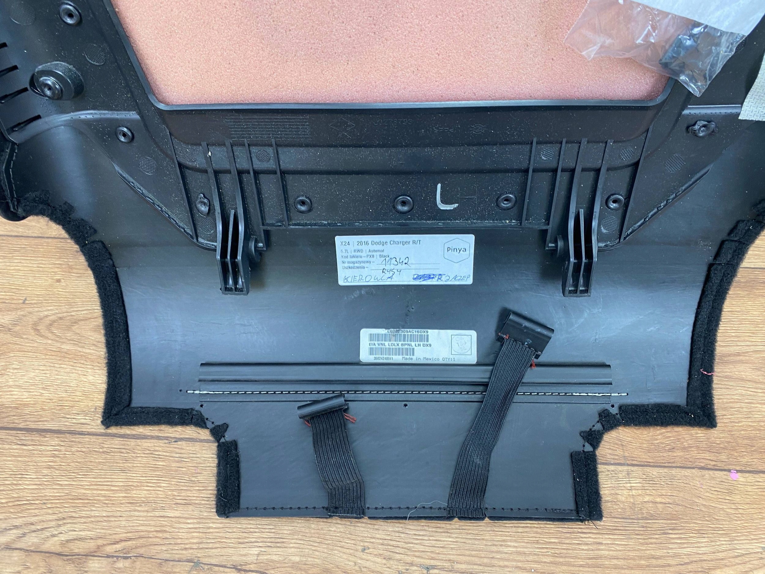 plastic panel cover seat of left driver´s Dodge Challenger 2015+