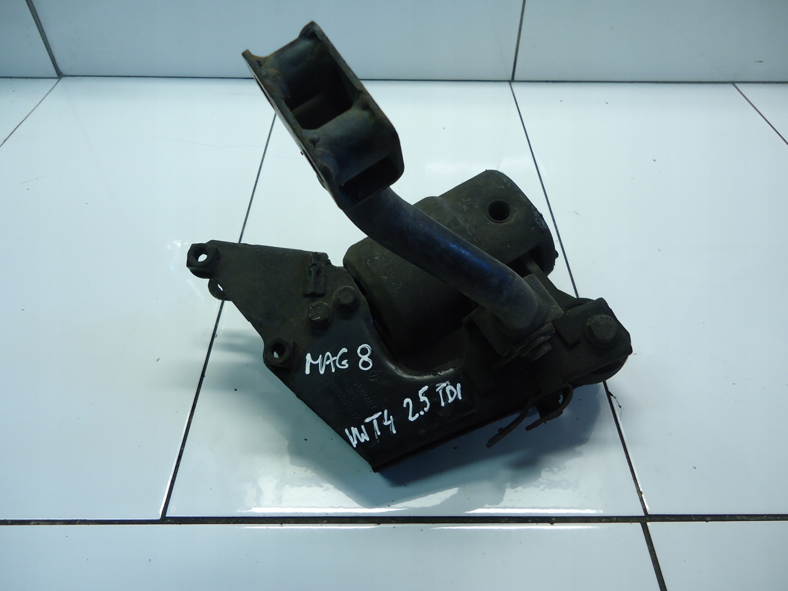 VW T4 2.5TDI 2.5 TDI holder engine mount 7D0399111K