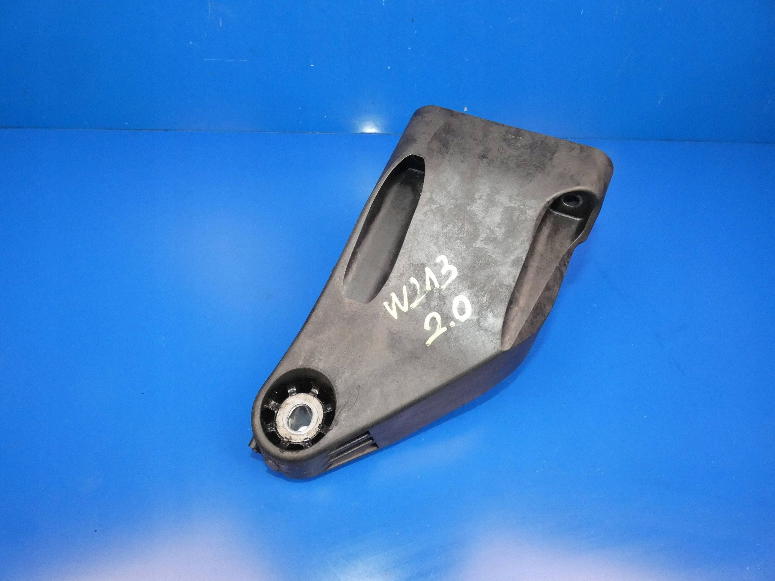 MERCEDES E KLASA W213 2.0 CDI Support Support plaque Moteur