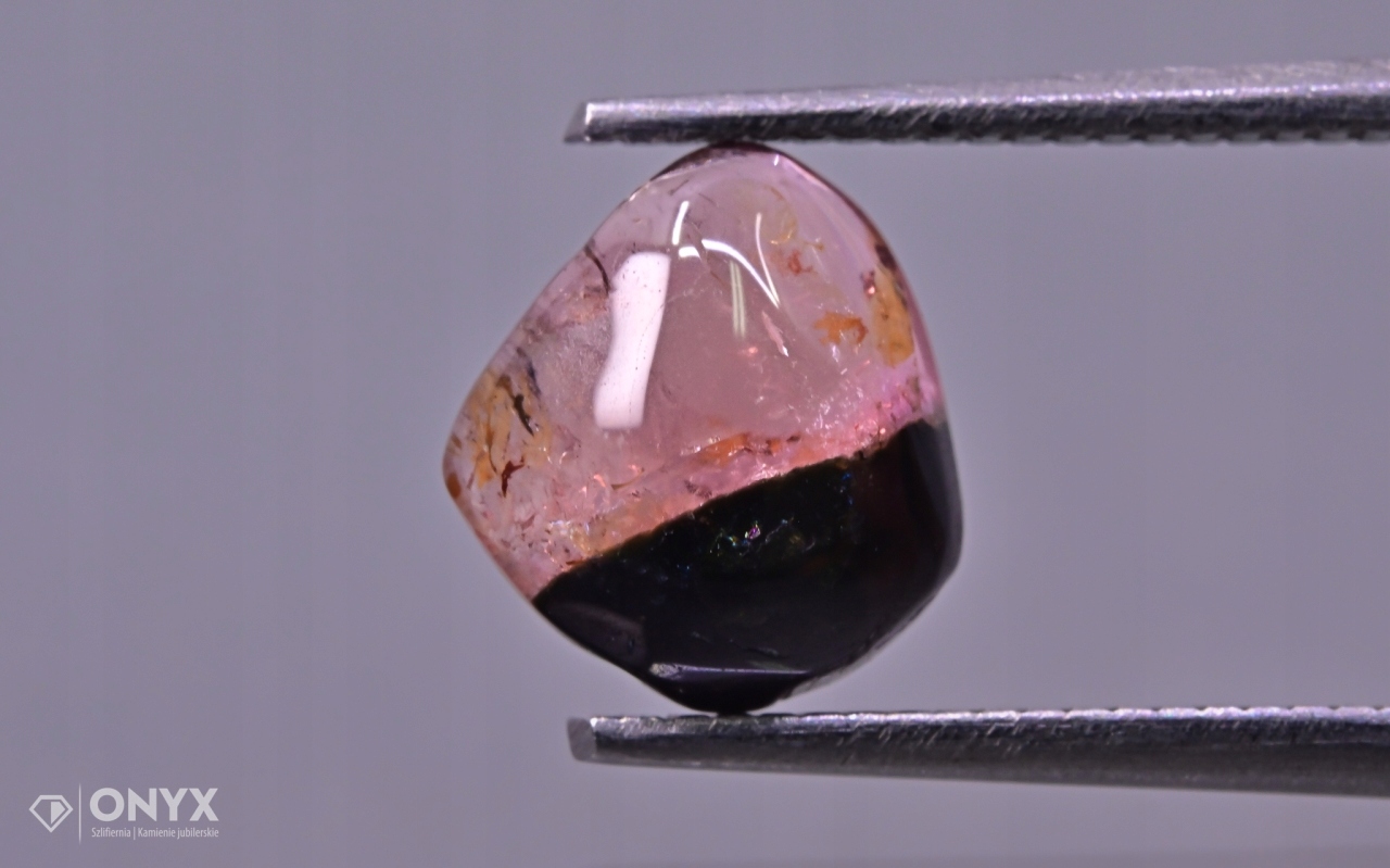 Turmalín konvexní nepravidelná destička 8x7 mm