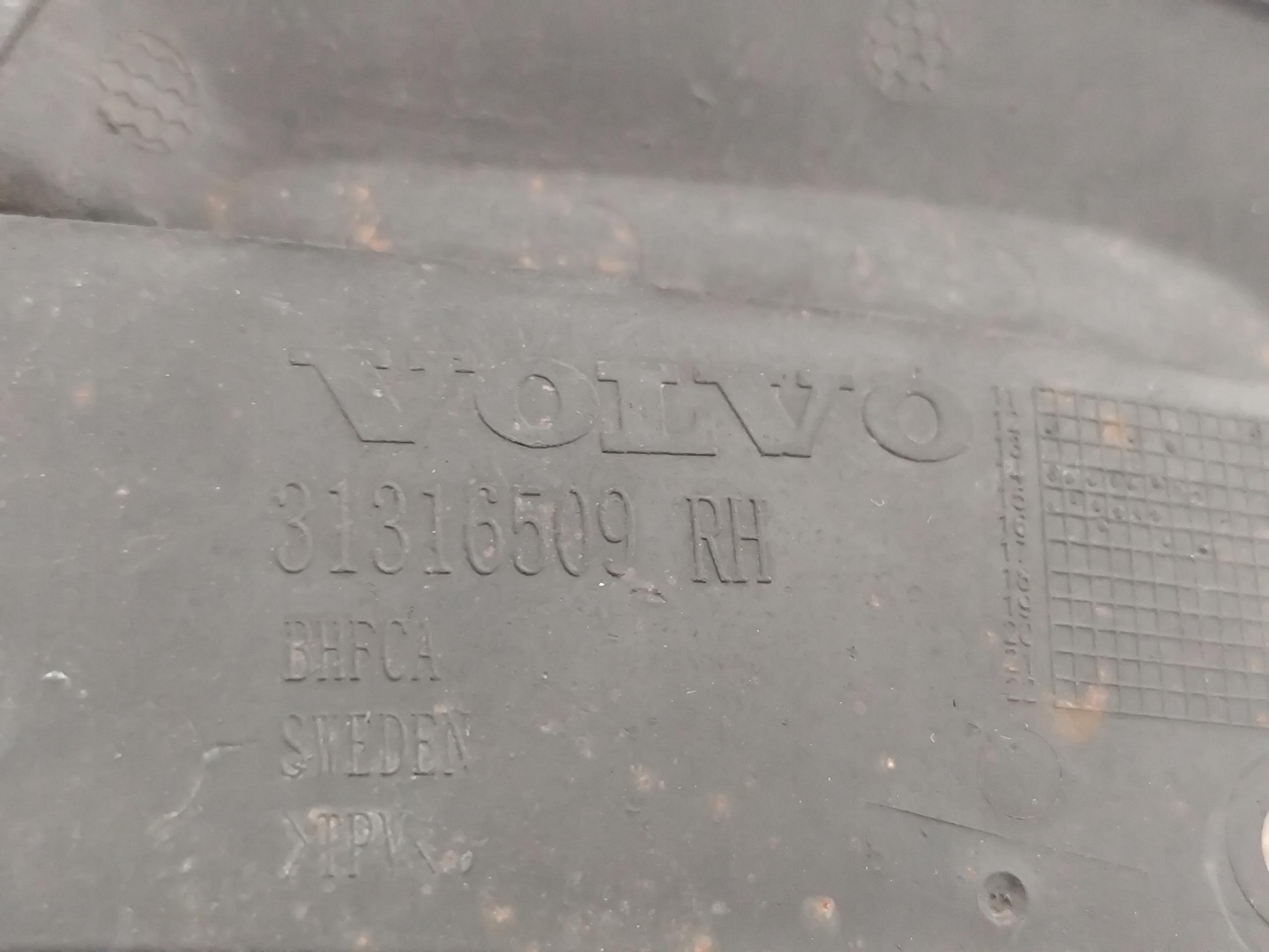 VOLVO V40 II 2012 mudguard flap right front 31316509
