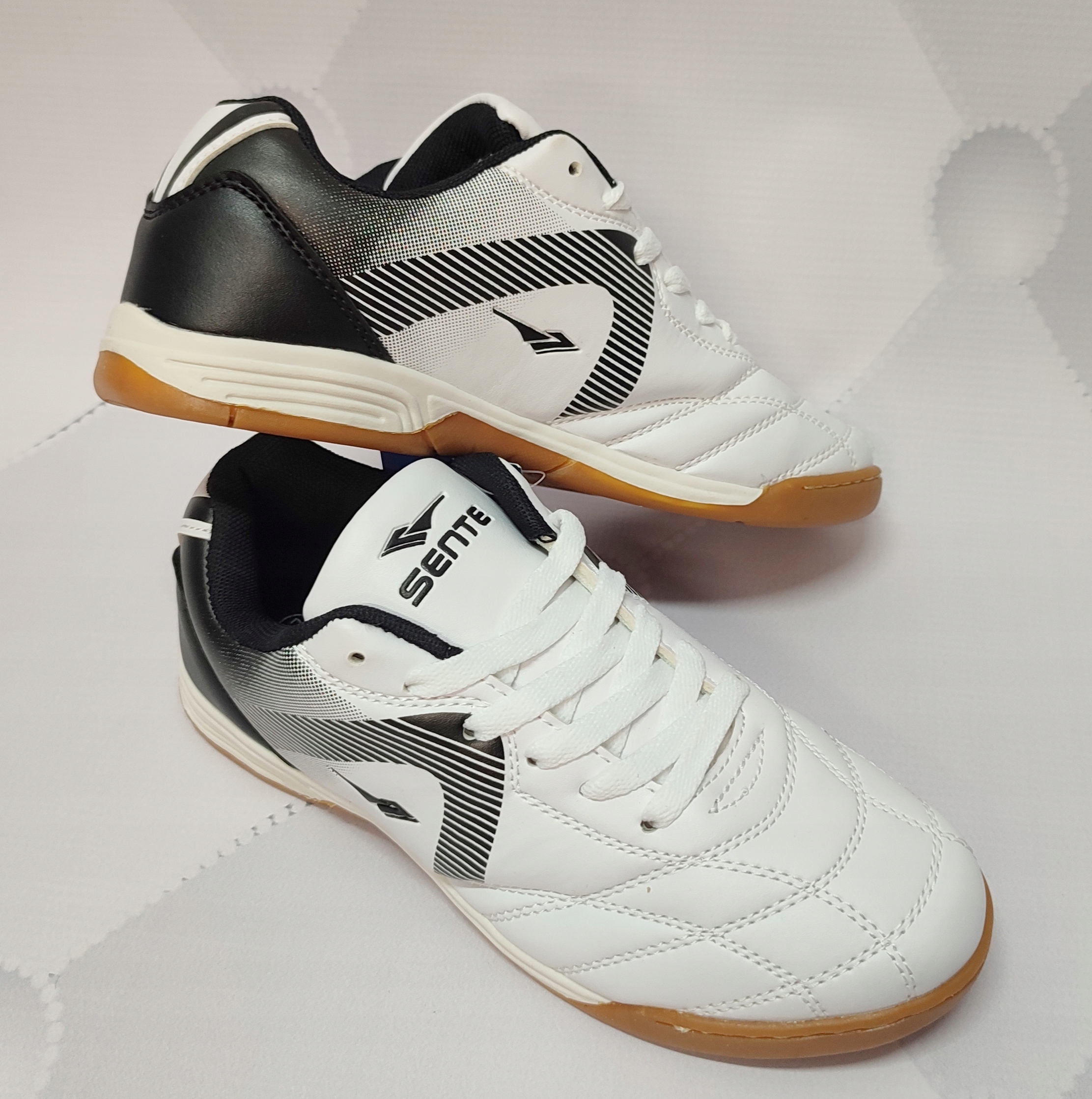 

Buty sportowe na halę halówki młodzieżowe 40