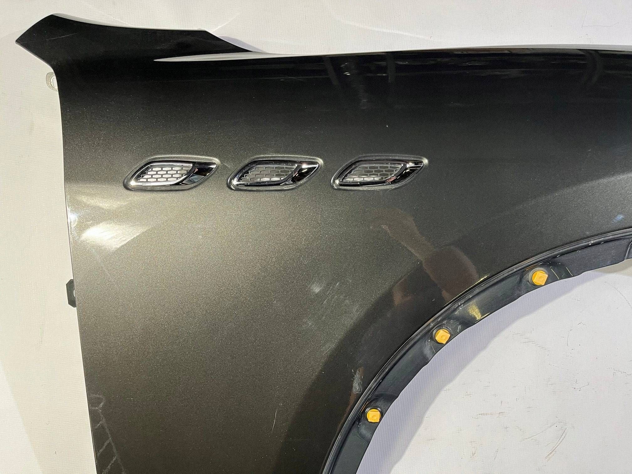 fender right front front Maserati Levante