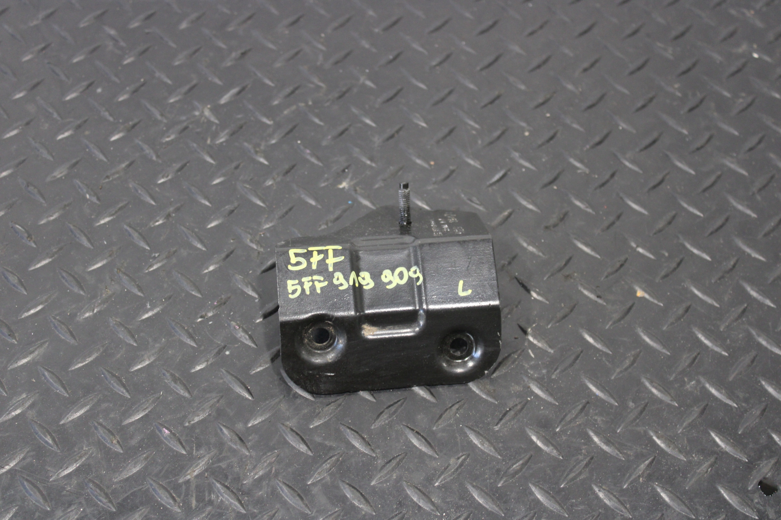 holder bracket ANTENY left CUPRA FORMENTOR 5FF 5FF919909
