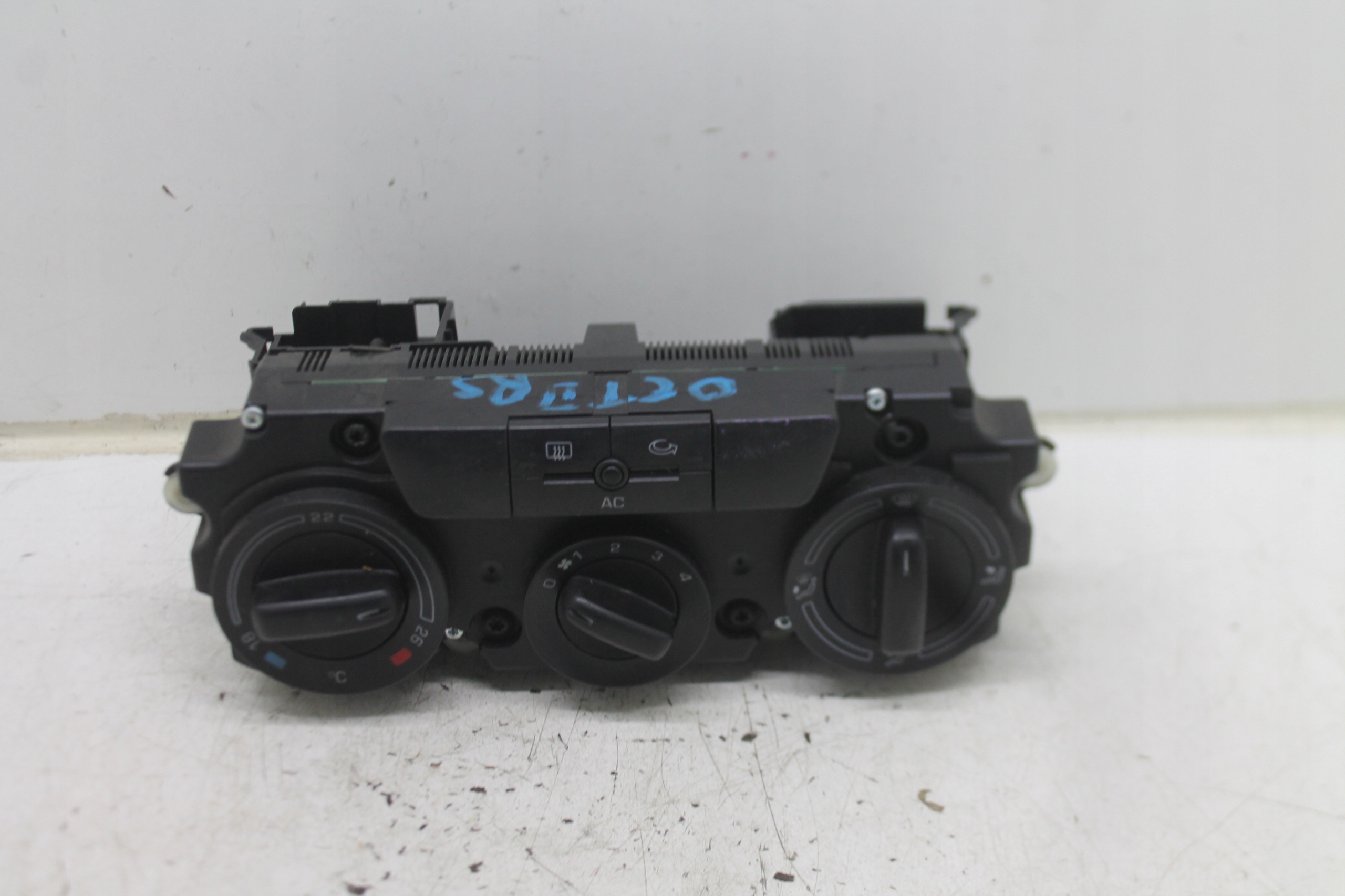control panel of the air conditioning air conditioning devices 743581-20 SKODA