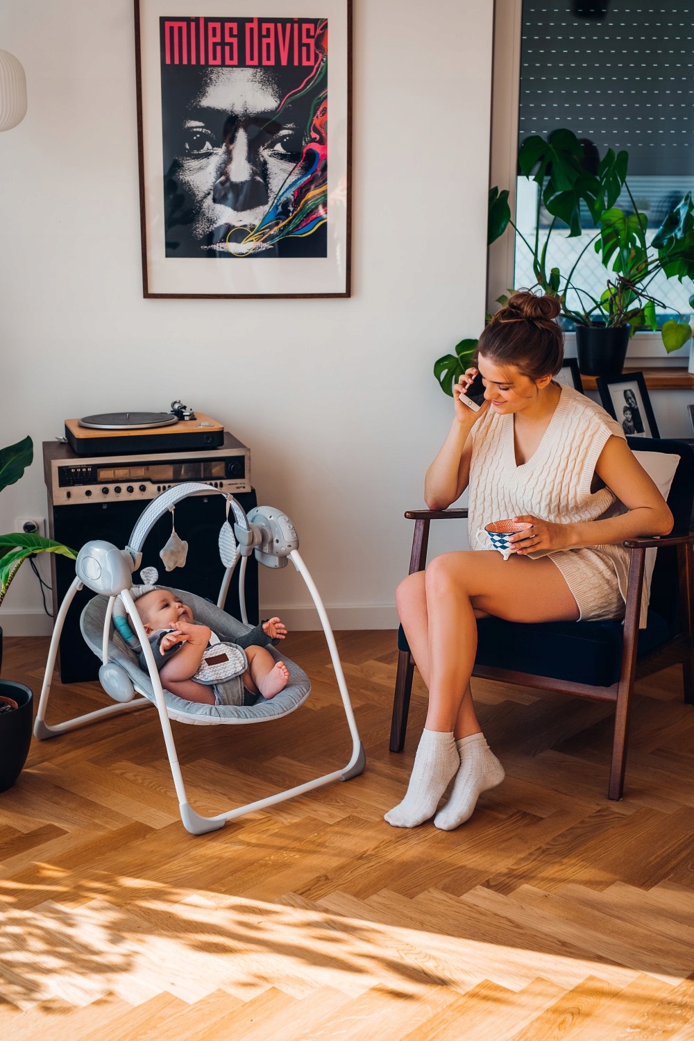 LEŻACZEK BUJACZEK ELEKTRYCZNY HUŚTAWKA - MoMi LISS TURKUS - ZABAWKI MELODIE Szerokość produktu 56 cm