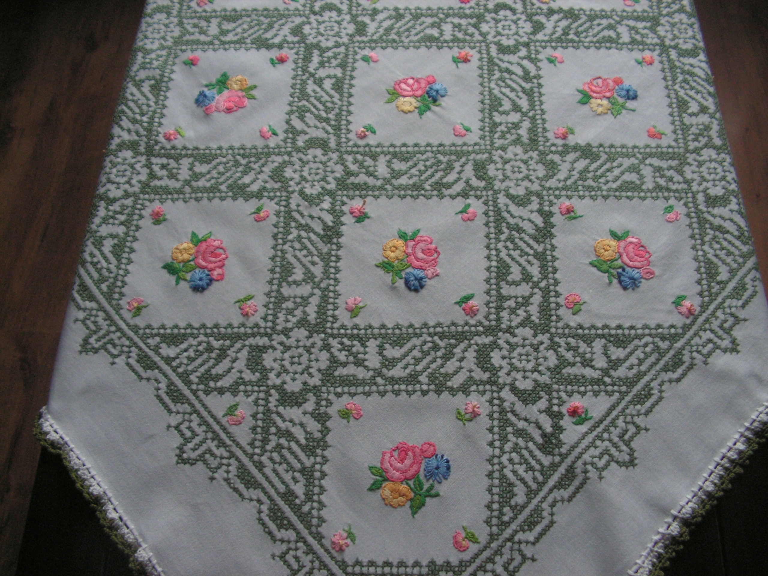 Милая Вышитая Скатерть