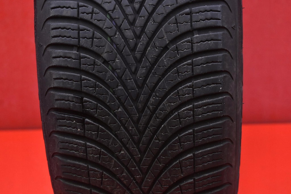 caoutchouc 1 pcs DEBICA toutes saisons 185/60/15 23R