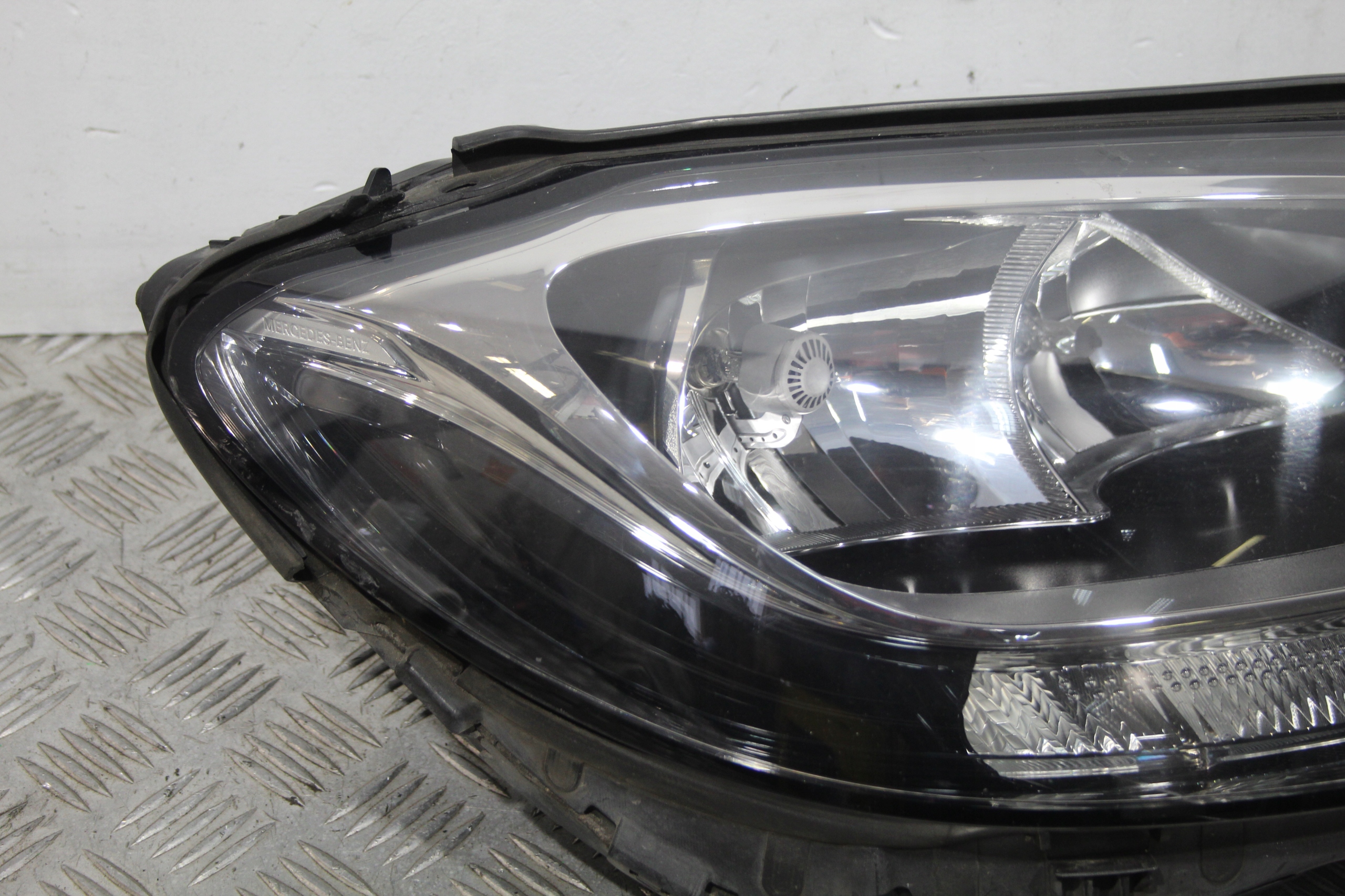 light right front C-KLASA W205 A2058200261