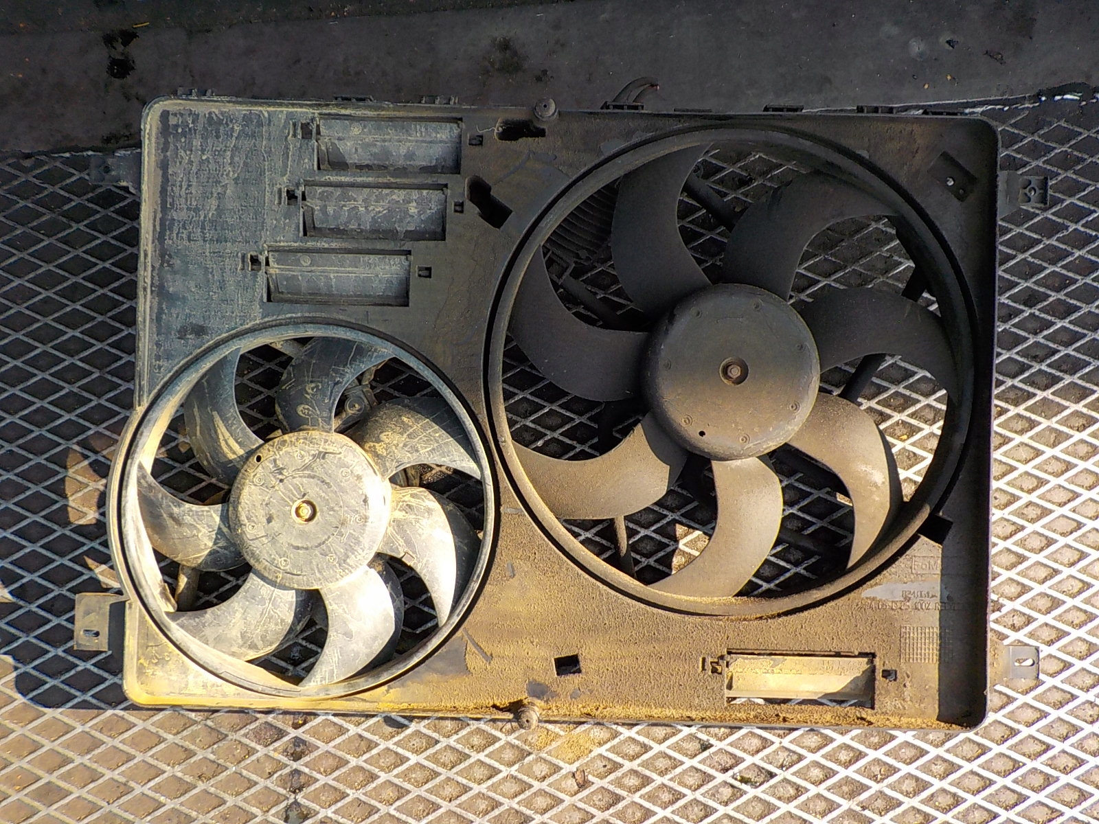 LAND ROVER FREELANDER II fan module radiator 6G91-8C607-BE