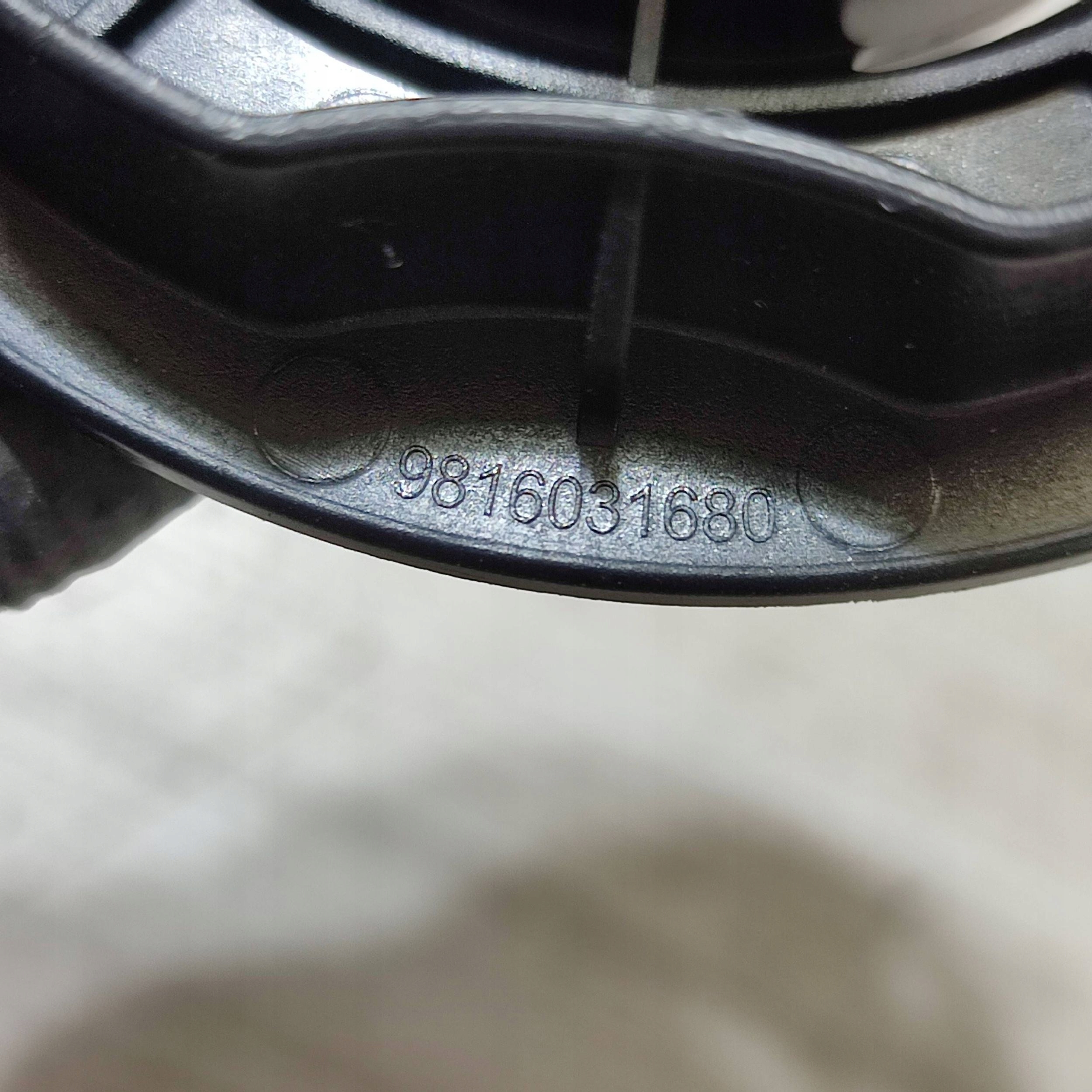 Vis Roues de la roue de secours Opel Corsa F 9816031680