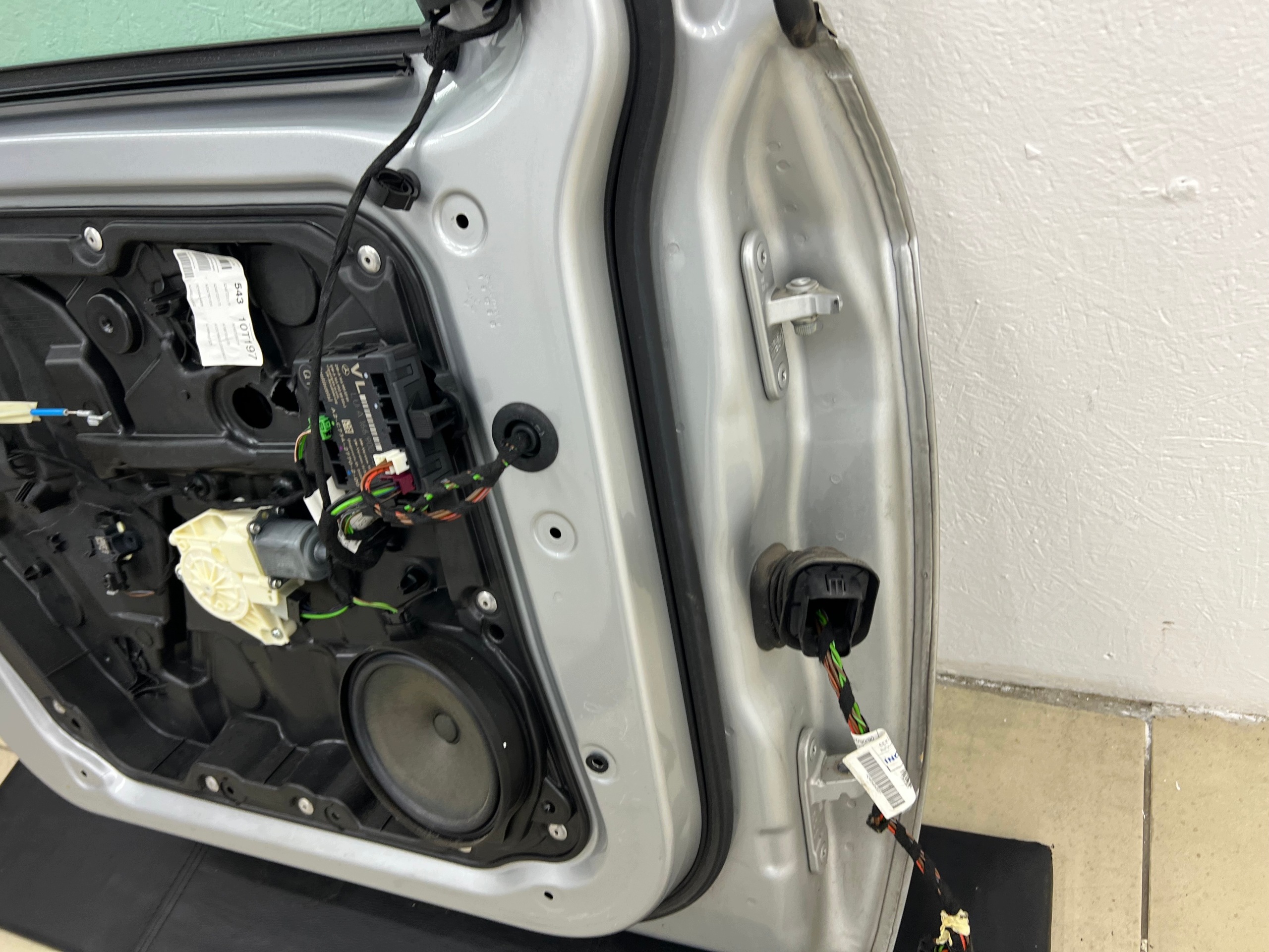 MERCEDES B-class W246 door left front KOMPLET 761 W colour original paint