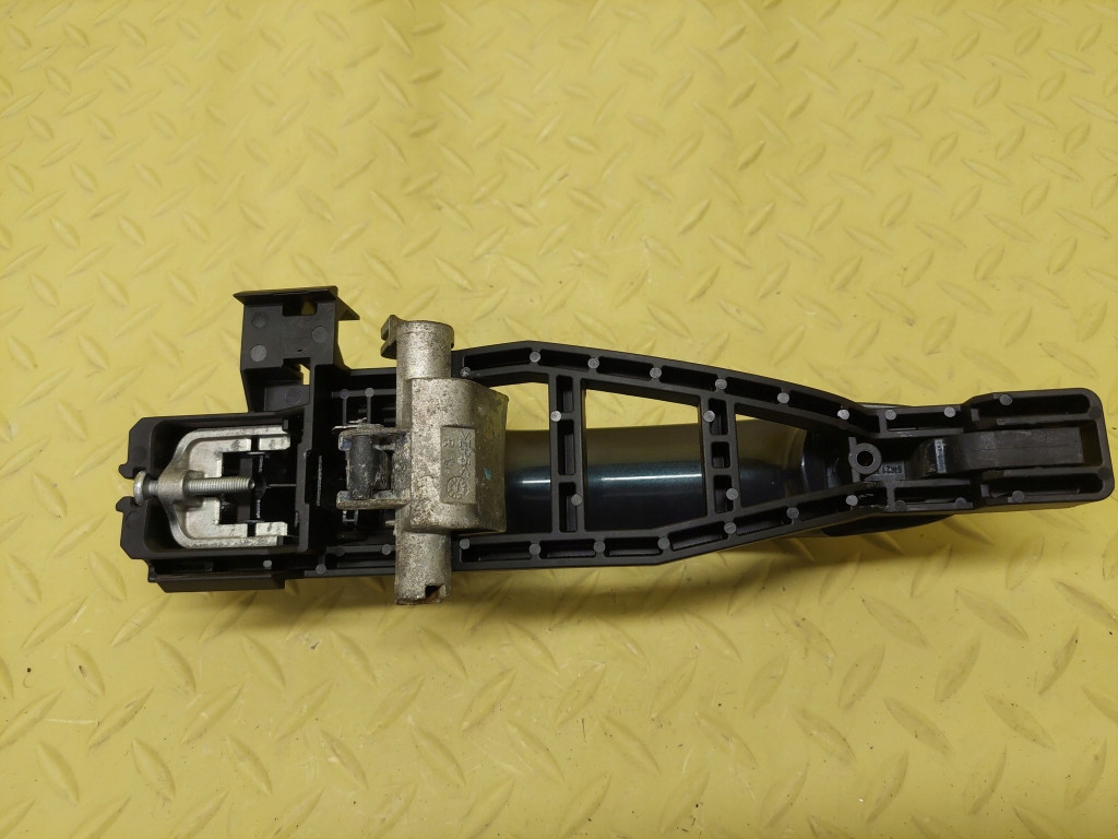 FORD MONDEO MK4 handle left rear part LAKIER U7