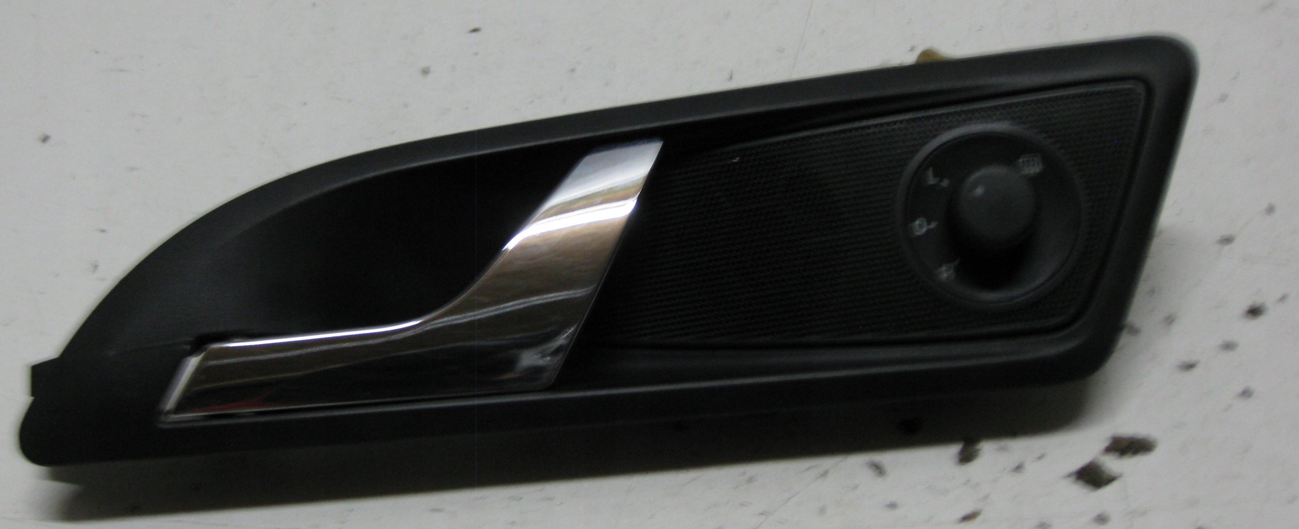 SKODA OCTAVIA II 2.0 TDI 06R handle left front 1Z0837247