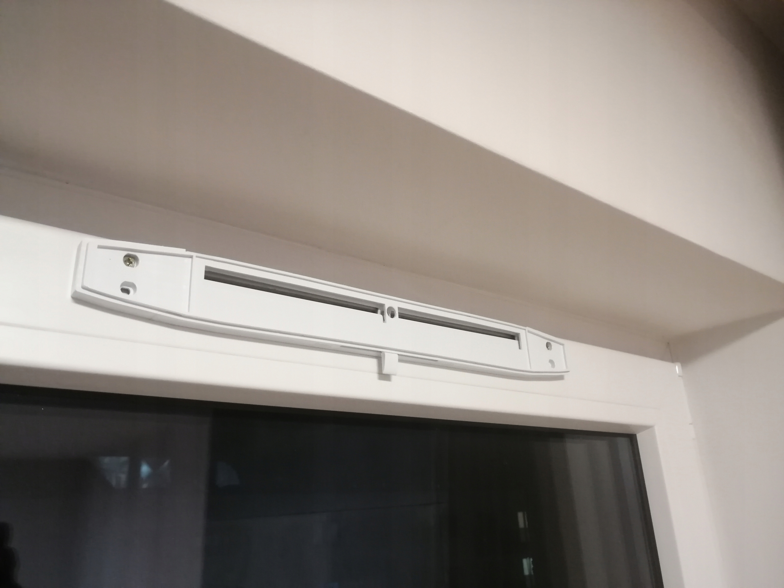 Manualne przymknięcie MC do nawiewników ISOLA 2.22 / 2.30 / 2.45, biały