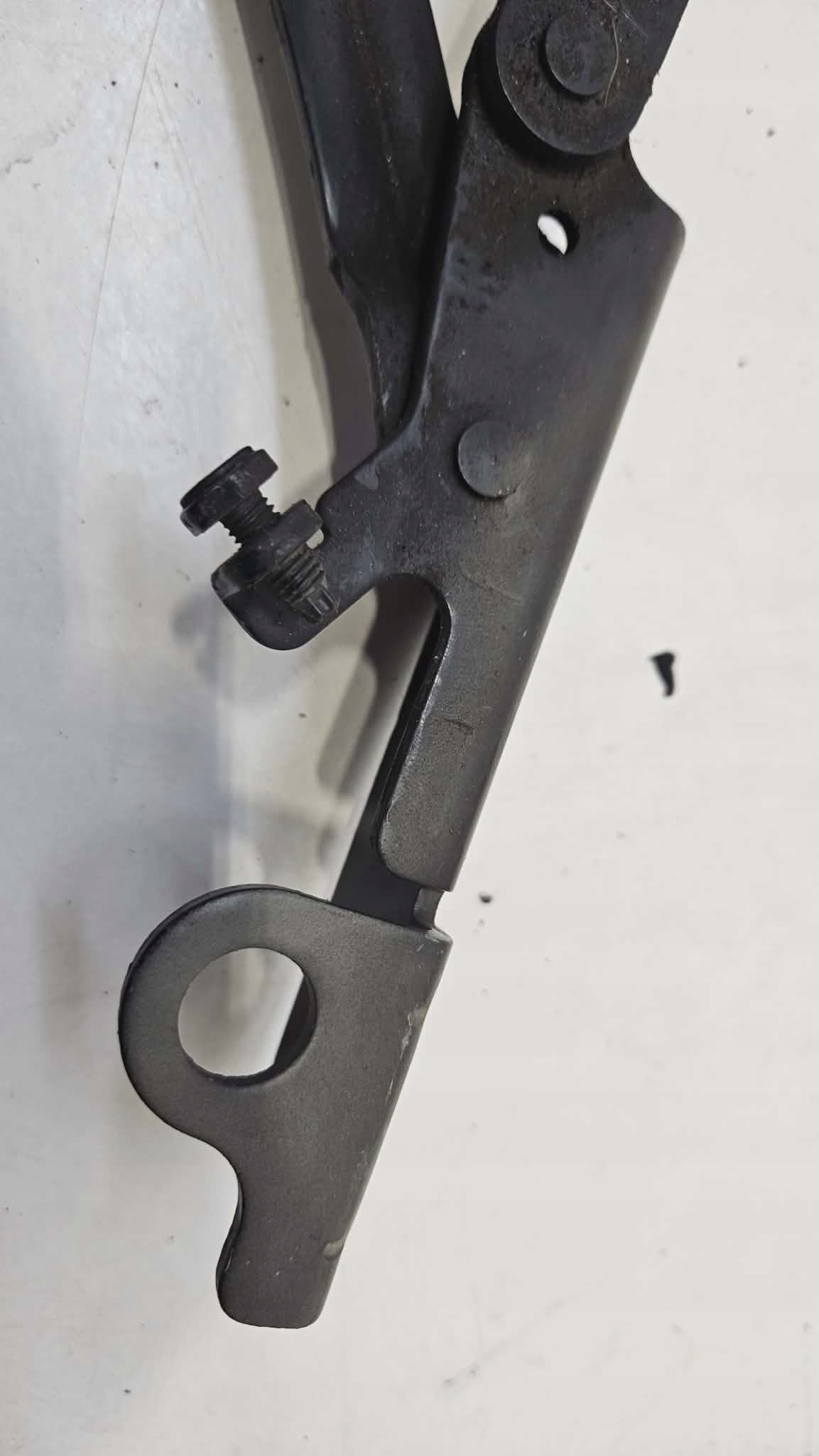 hinge bonnets right front VOLKSWAGEN GOLF V VI plus 5M0823302