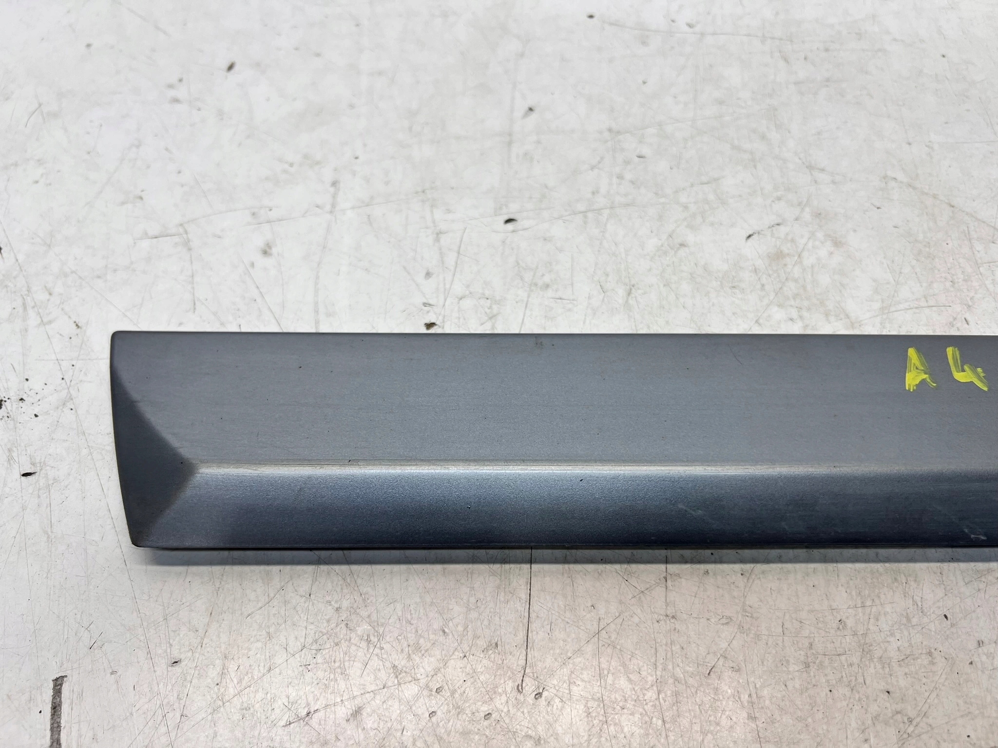 moulding door lower left rear part AUDI A4 B7 LY7G