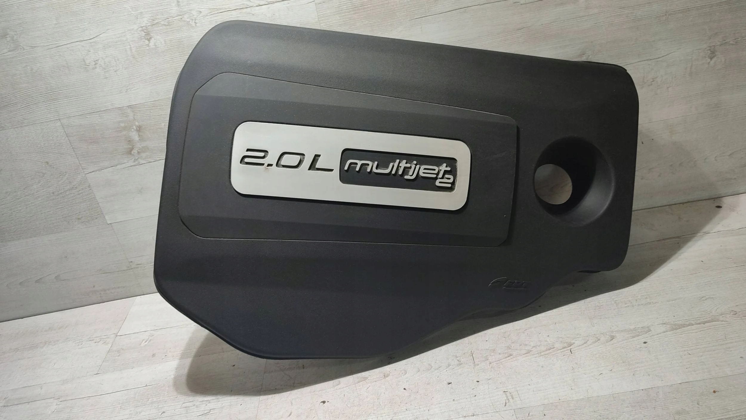 Jeep Cherokee 2015 cover upper of the engine