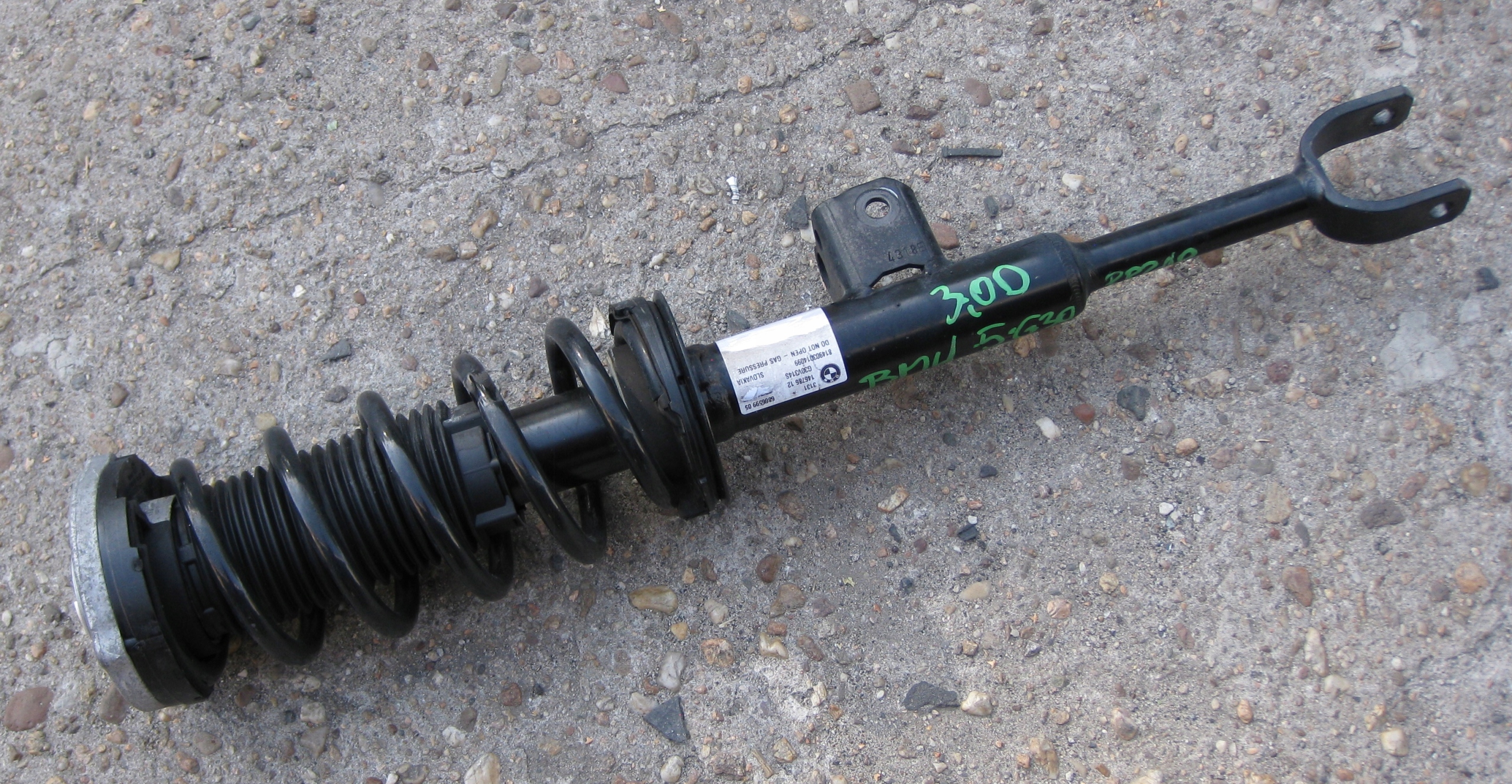 BMW 5 G30 3.0D 19R shock absorber left front 6866599