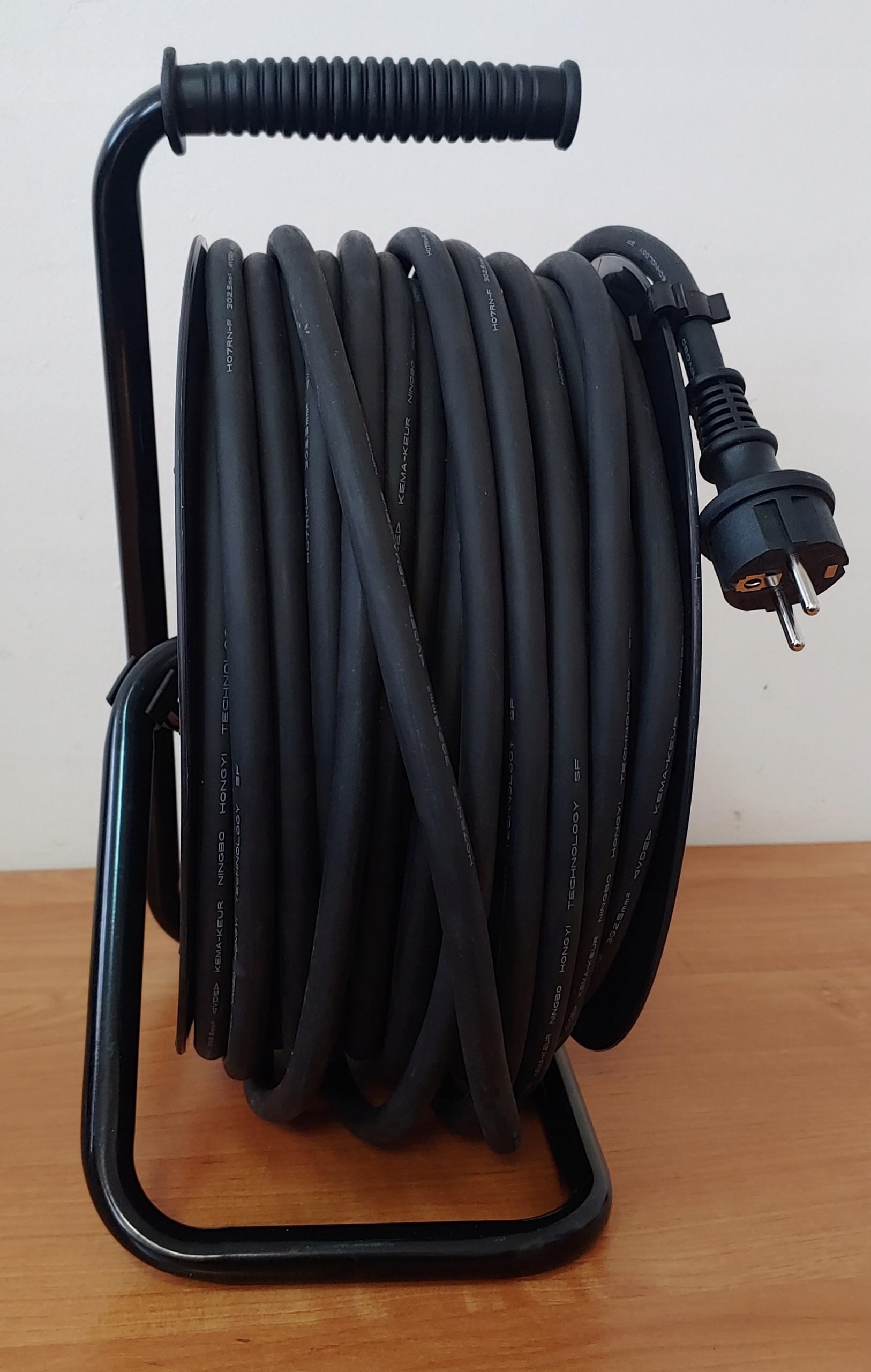 PRZEDŁUŻACZ BĘNOWY NA BĘBNIE ZWIJANY BUDOWLANY 4 gniazda,3x1,5 50m Długość kabla 50 m