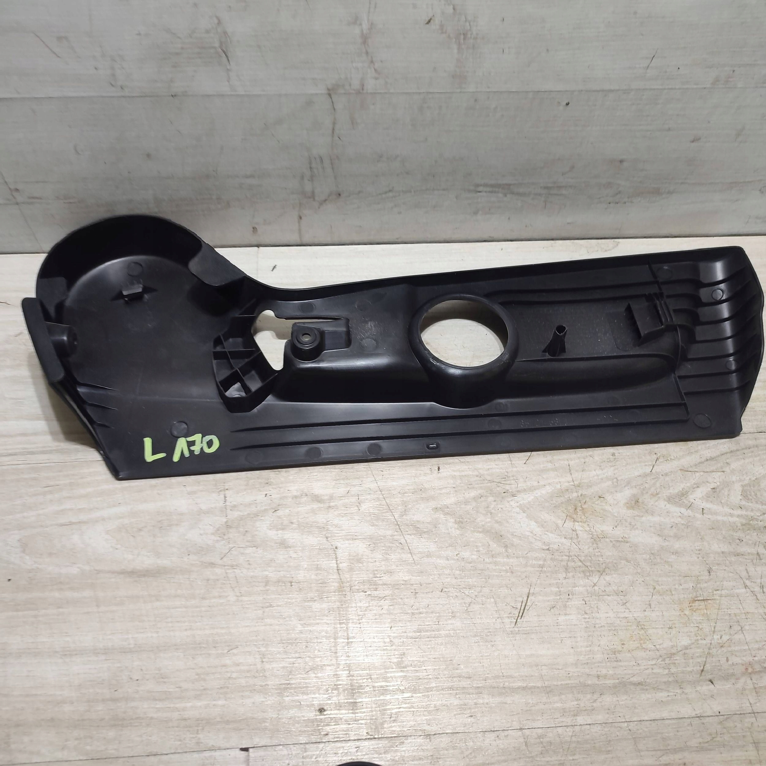 plastic seat left side Suzuki Vitara (LY) 8572168L1