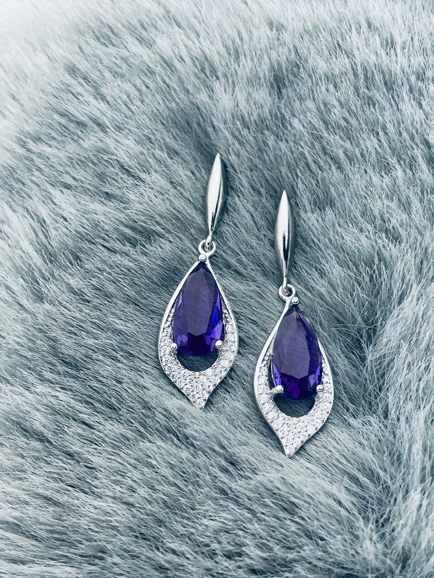 Stříbrné náušnice visící na kapkách slzy s fialovými zirkony