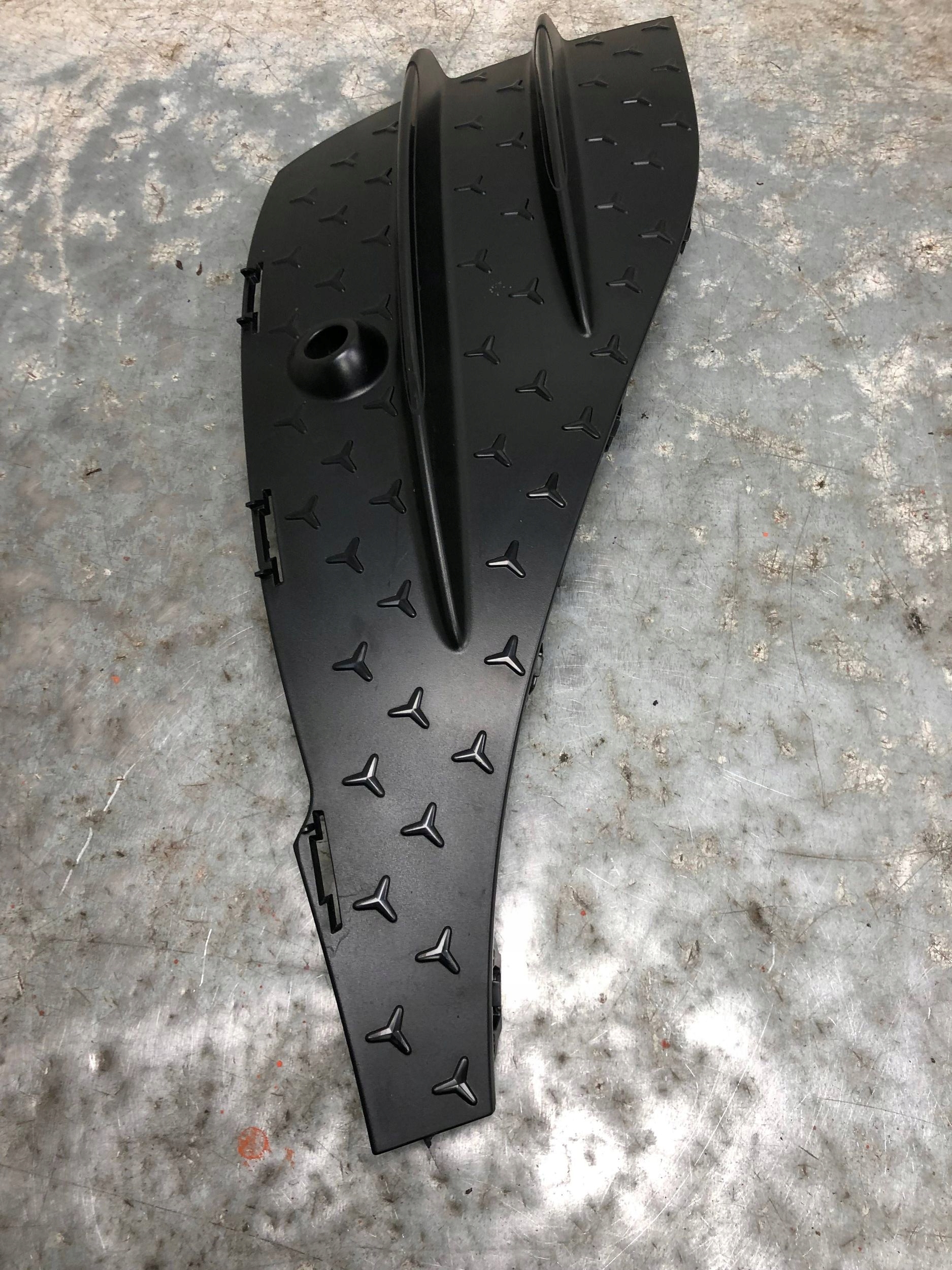 grid of a bumper left front MERCEDES W236 C236 AMG A2368853102