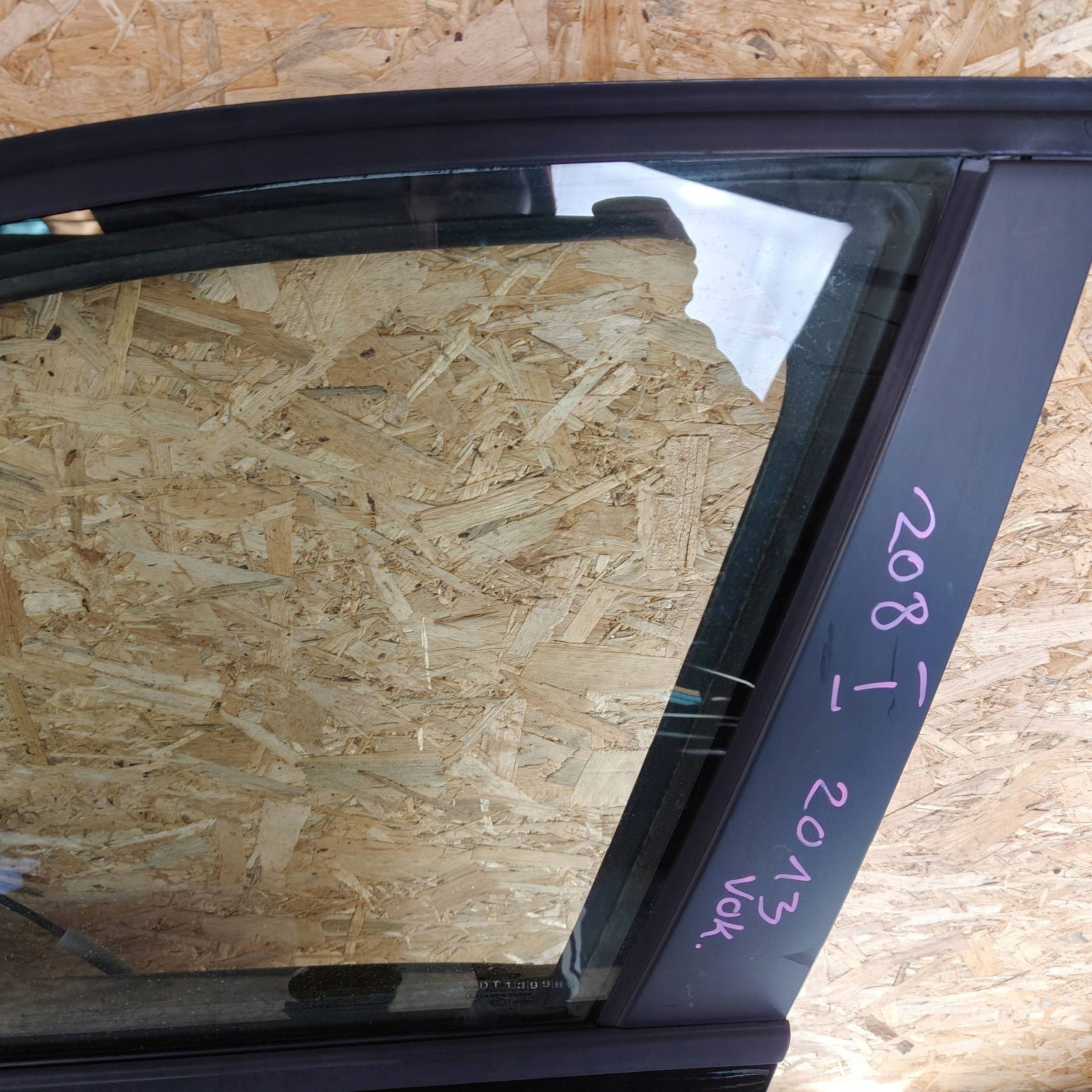 door front front side left Peugeot 208 and