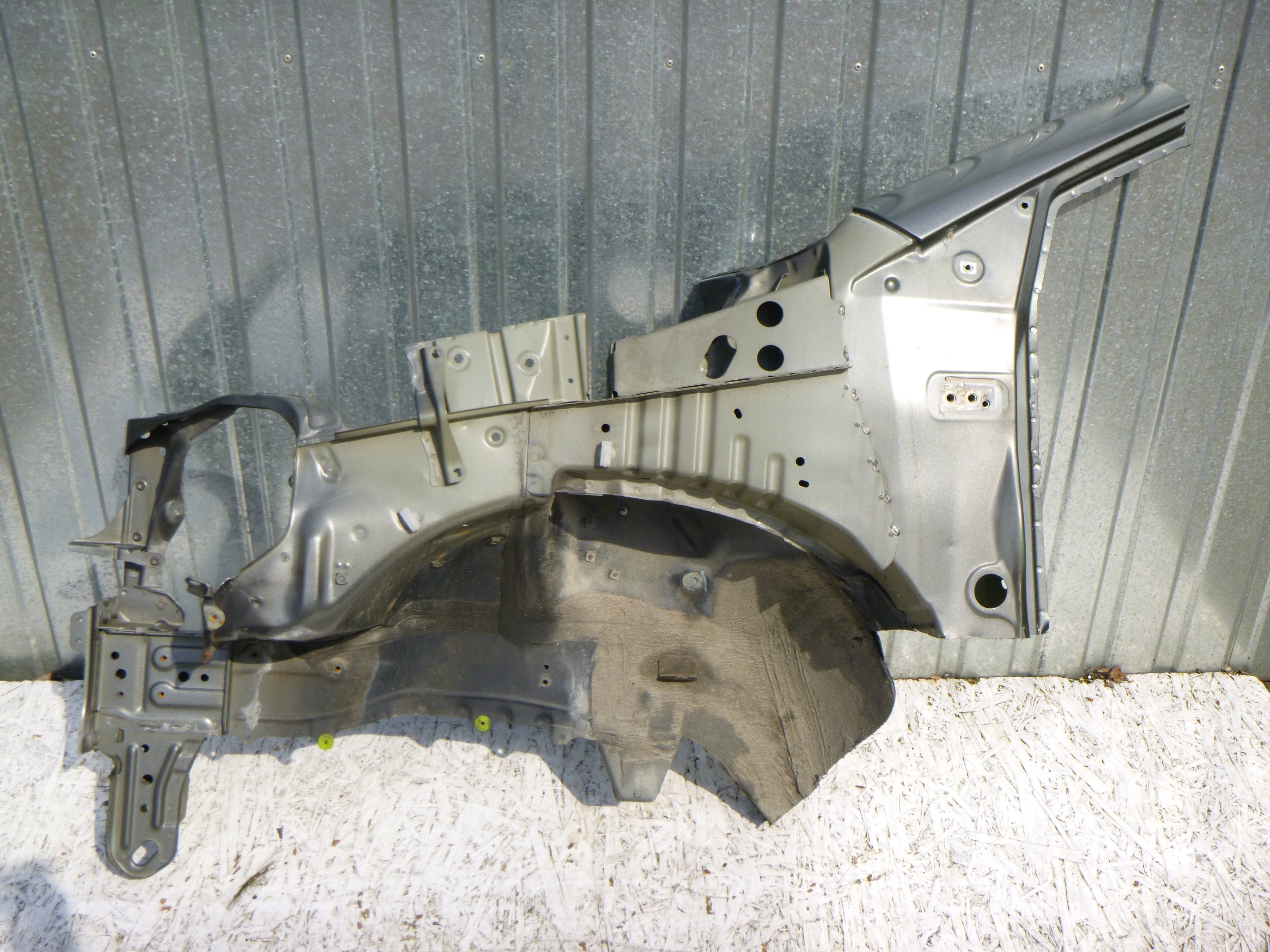 ЧЕТВЕРТЬ ЛЕВЫЙ ПЕРЕД TOYOTA COROLLA VERSO 04-09