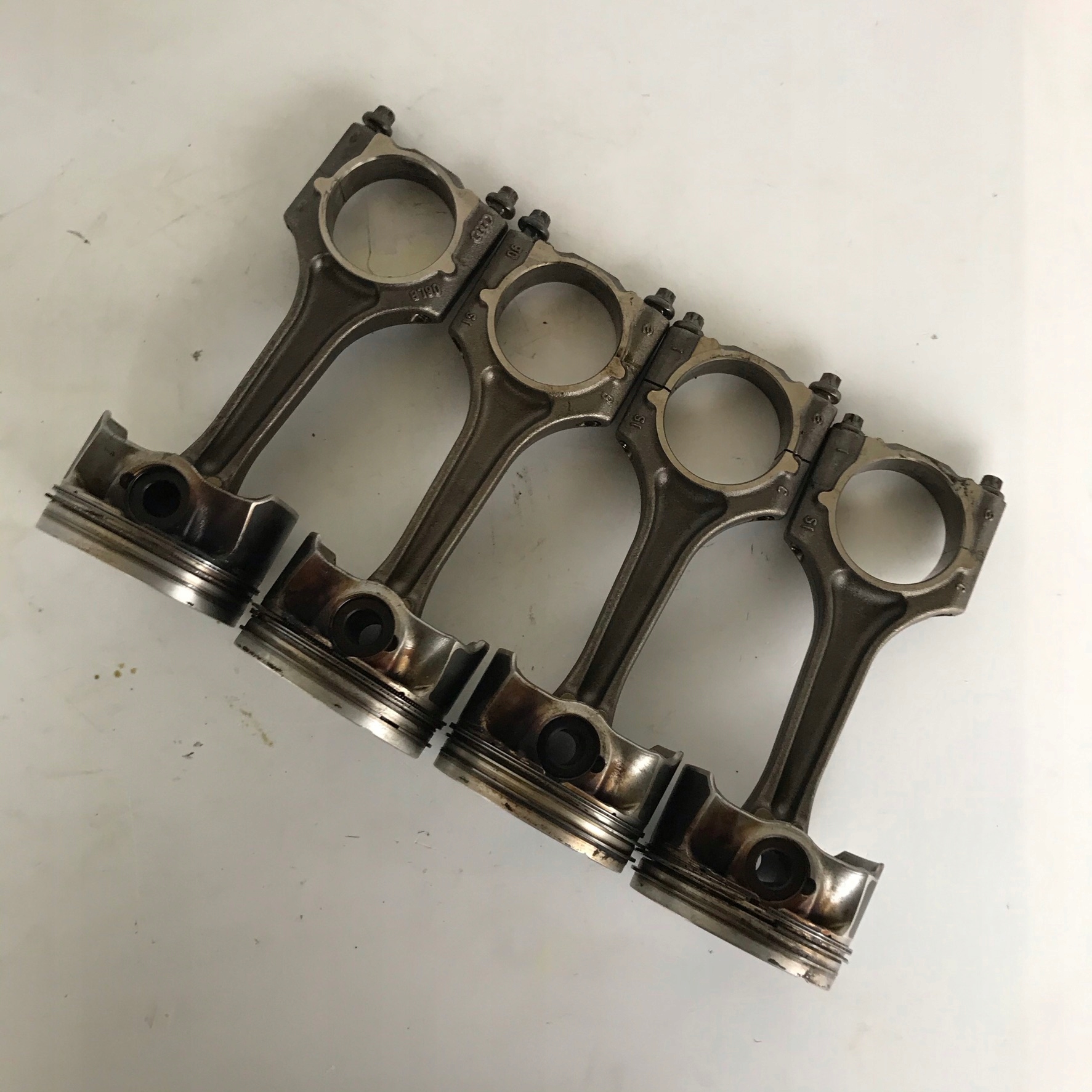 082261 - VW AUDI Q5 A4 A6 A5 2.0 TFSI CDN CAE CPM поршень ліфт