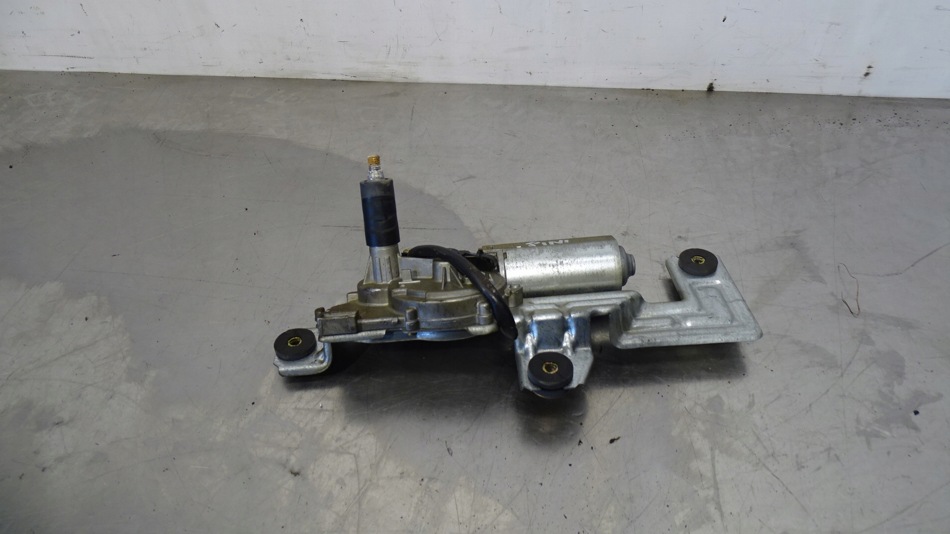 SILNICZEK WYCIERACZKI TYLNEJ MITSHUBISHI PAJERO PININ 2.0GDI