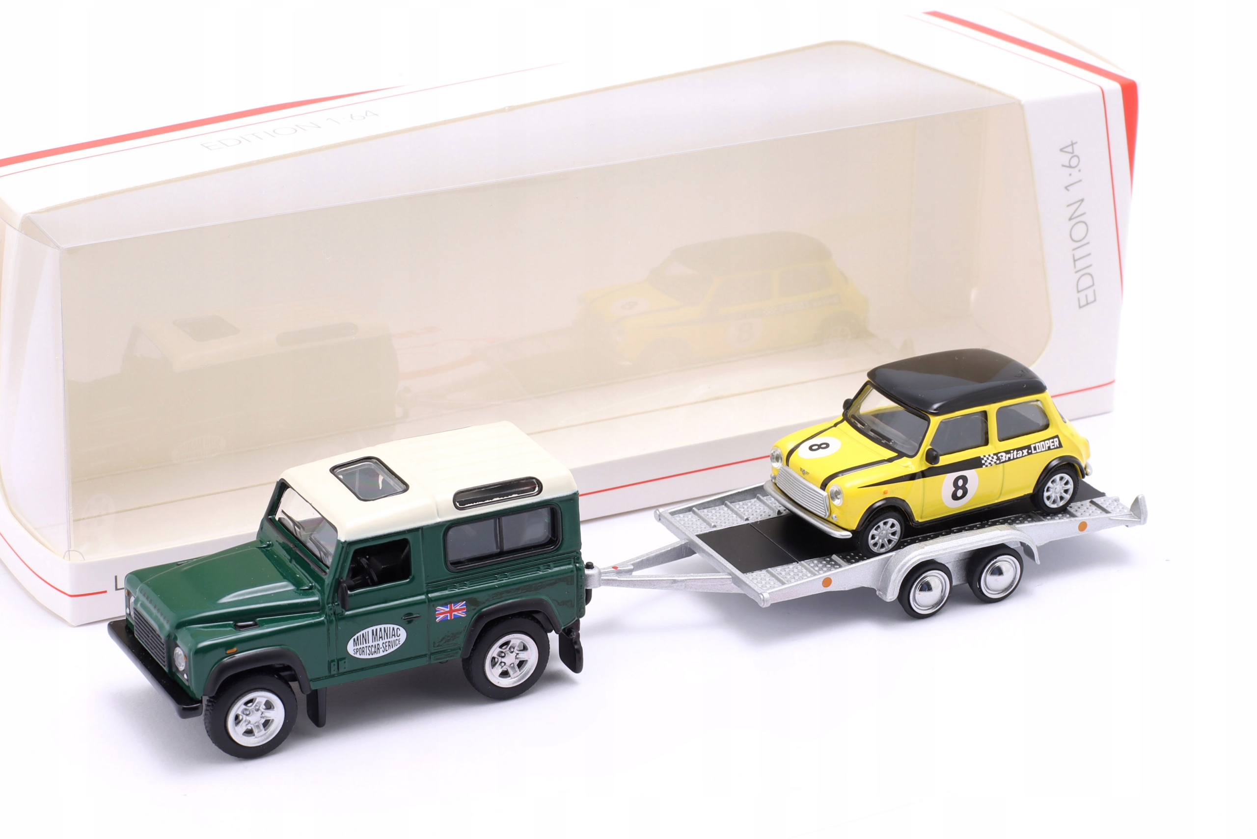 Schuco Land Rover Defender Mini Cooper na lavici 1:64