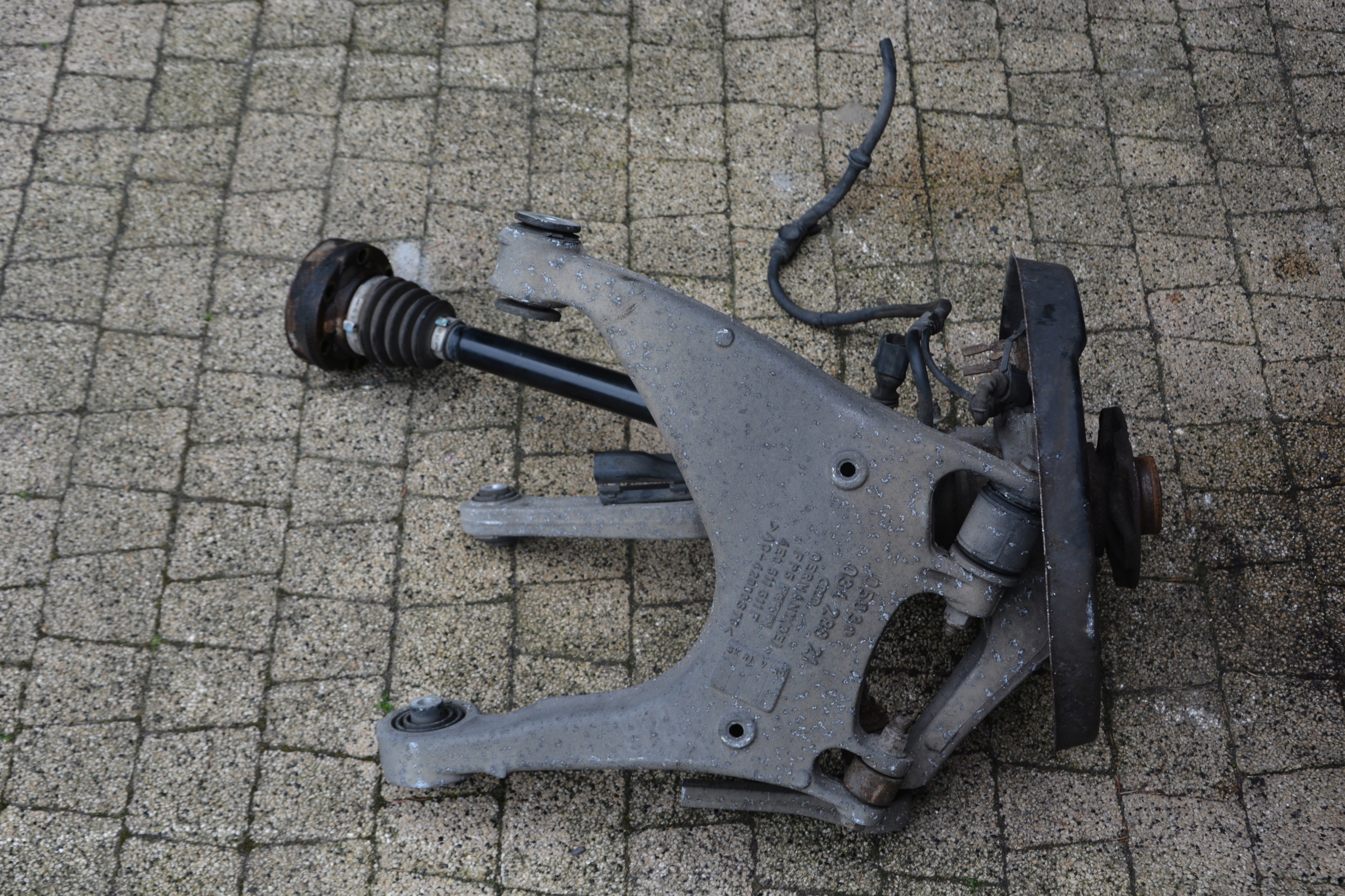 ZWROTNICA WAHACZ PÓŁOŚ LEWY TYŁ AUDI A8 D3 4E0501203C 4E0511511F Producent części Audi OE