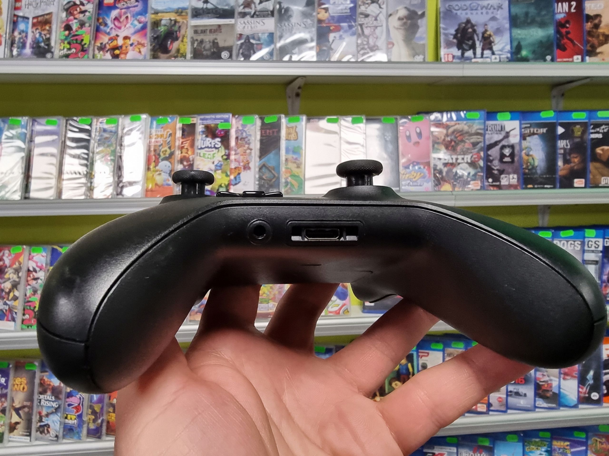 97. PAD KONTROLER XBOX ONE SERIES S X PC CZARNY Złącza microUSB mini jack 3.5 (audio)