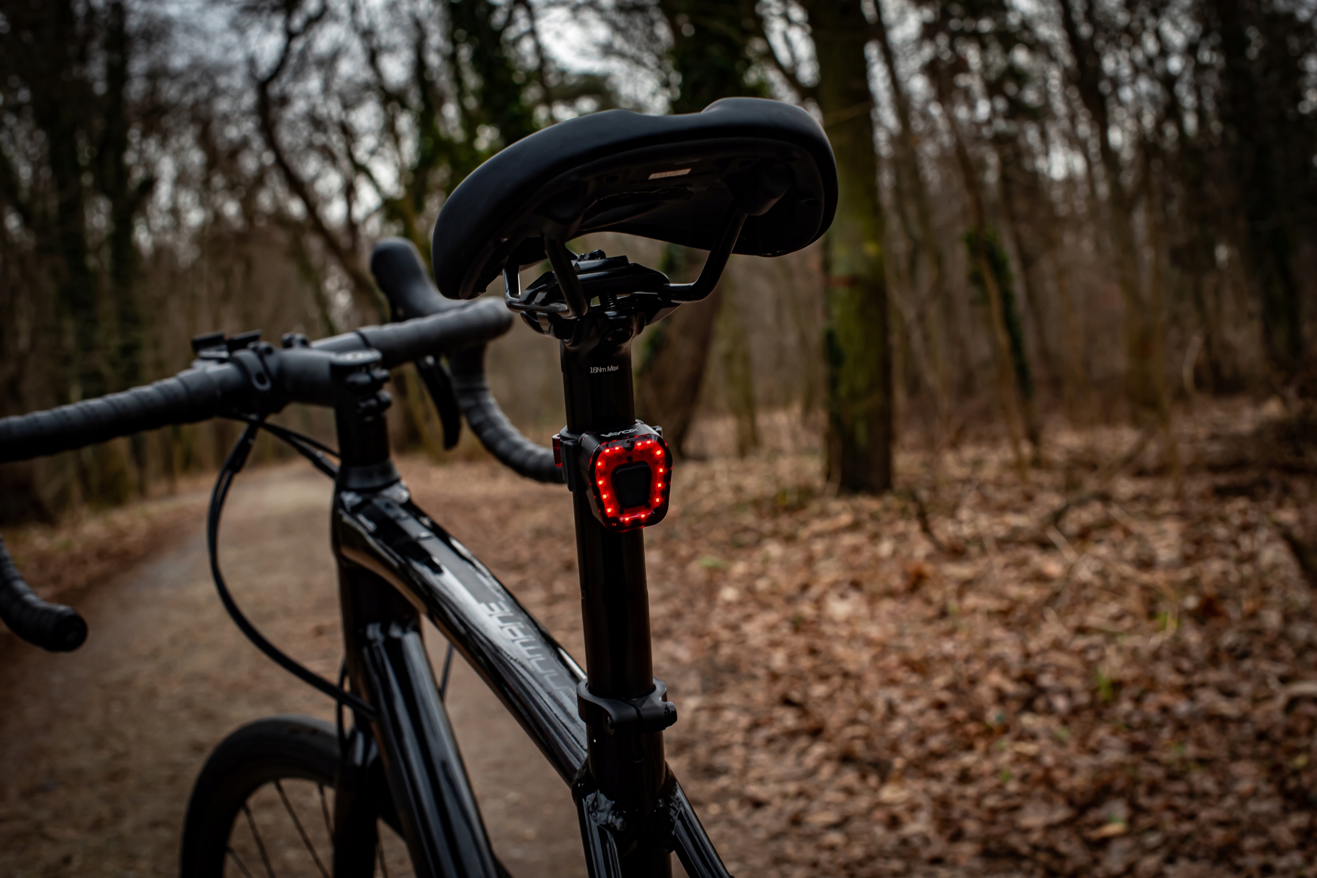 LAMPKA ROWEROWA PRZEDNIA 3xLED USB-C + OŚWIETLENIE ROWEROWE TYLNE PRO VAYOX Strumień świetlny 980 lm