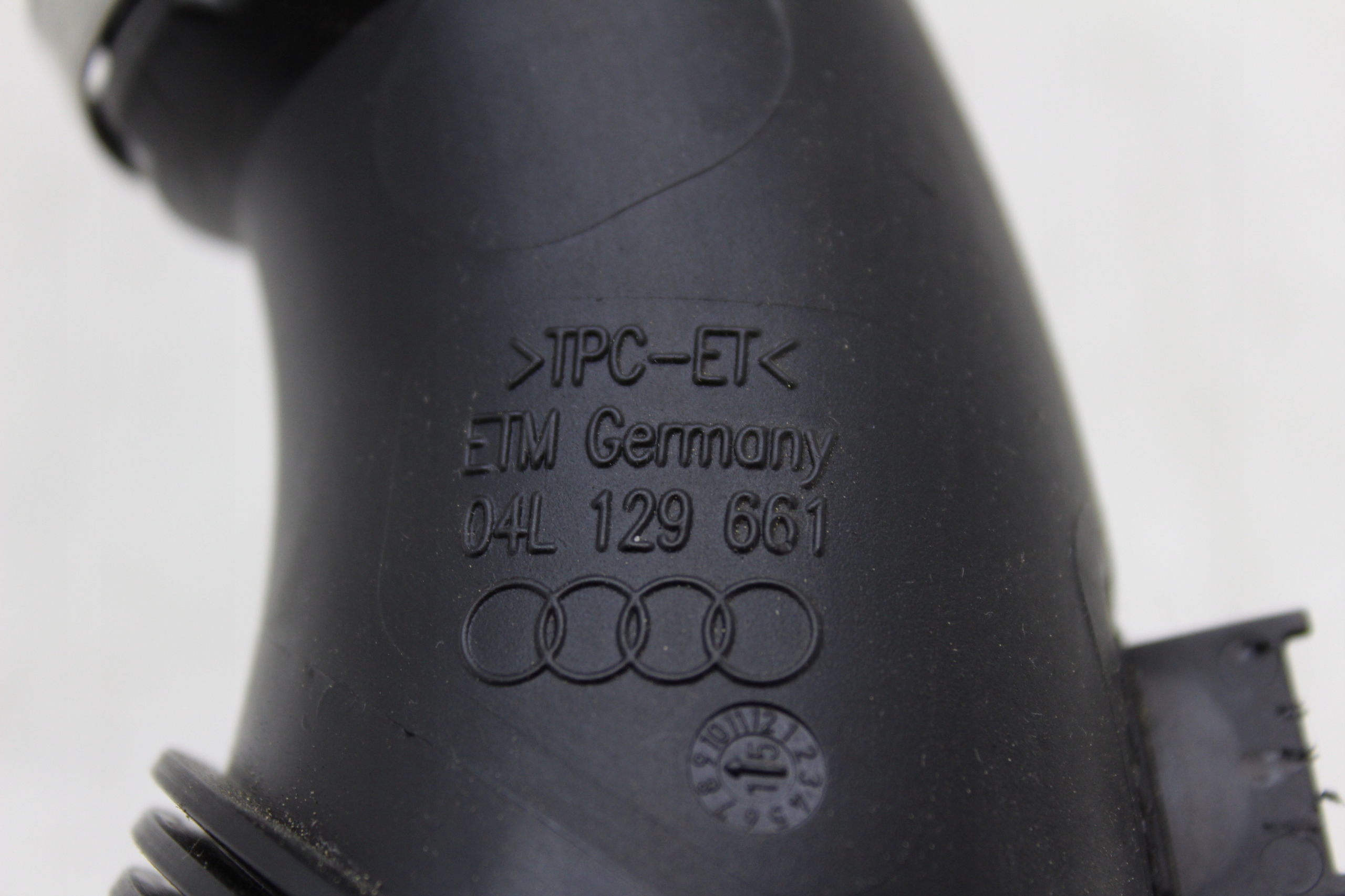 Audi a4 B8 труба Воздух a5 04L129661