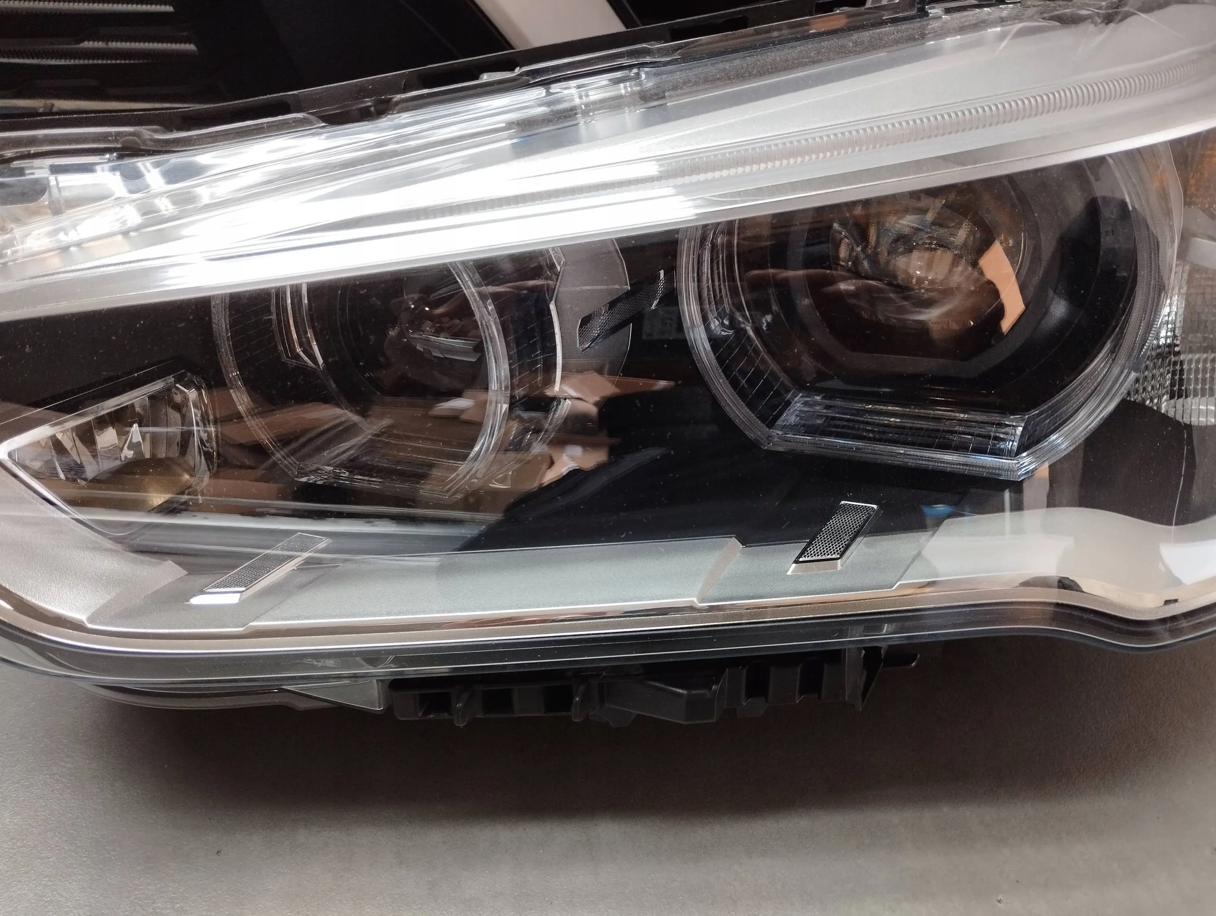 BMW X1 F48 MASKA ZDERZAK LAMPY PAS BŁOTNIKI A300 Wersja Europejska