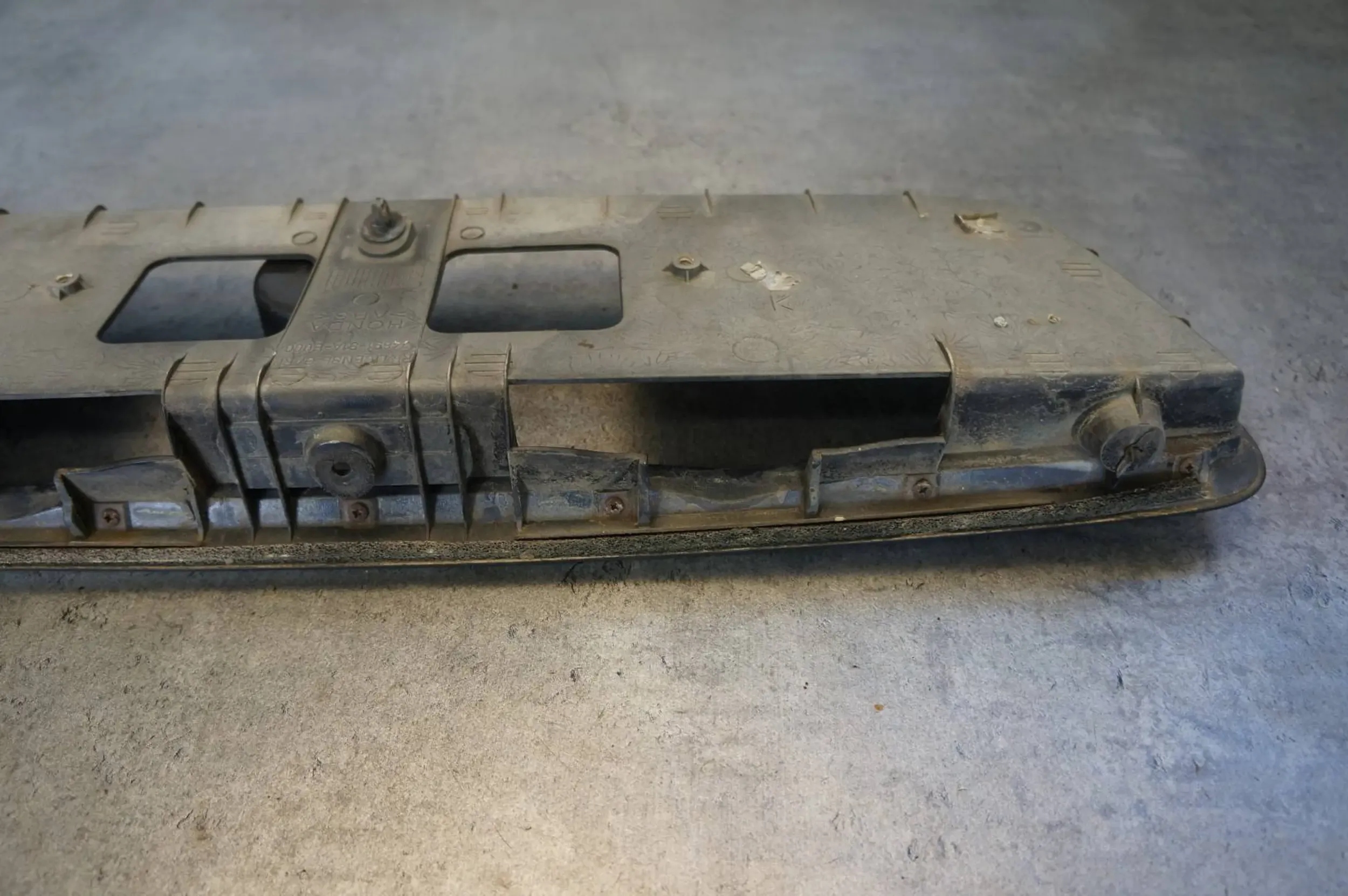 RAMKA CHROM TABLICY REJESTRACYJNEJ HONDA ACCORD VI 6 SEDAN 74891-S1A-E000 Producent części Honda OE