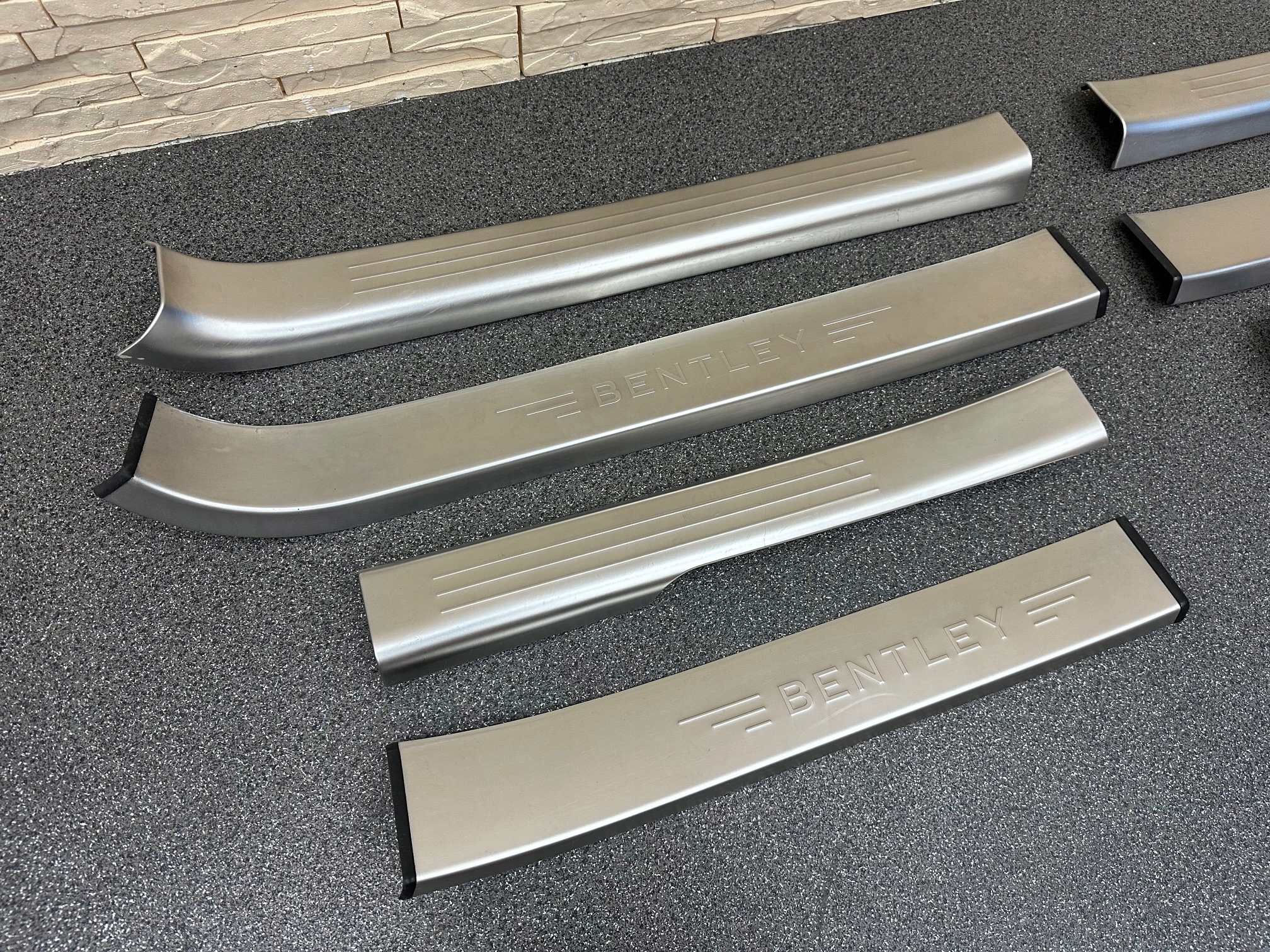 BENTLEY FLYING SPUR 2008 LISTWA LISTWY PROGOWE NAKŁADKA Producent części Bentley OE