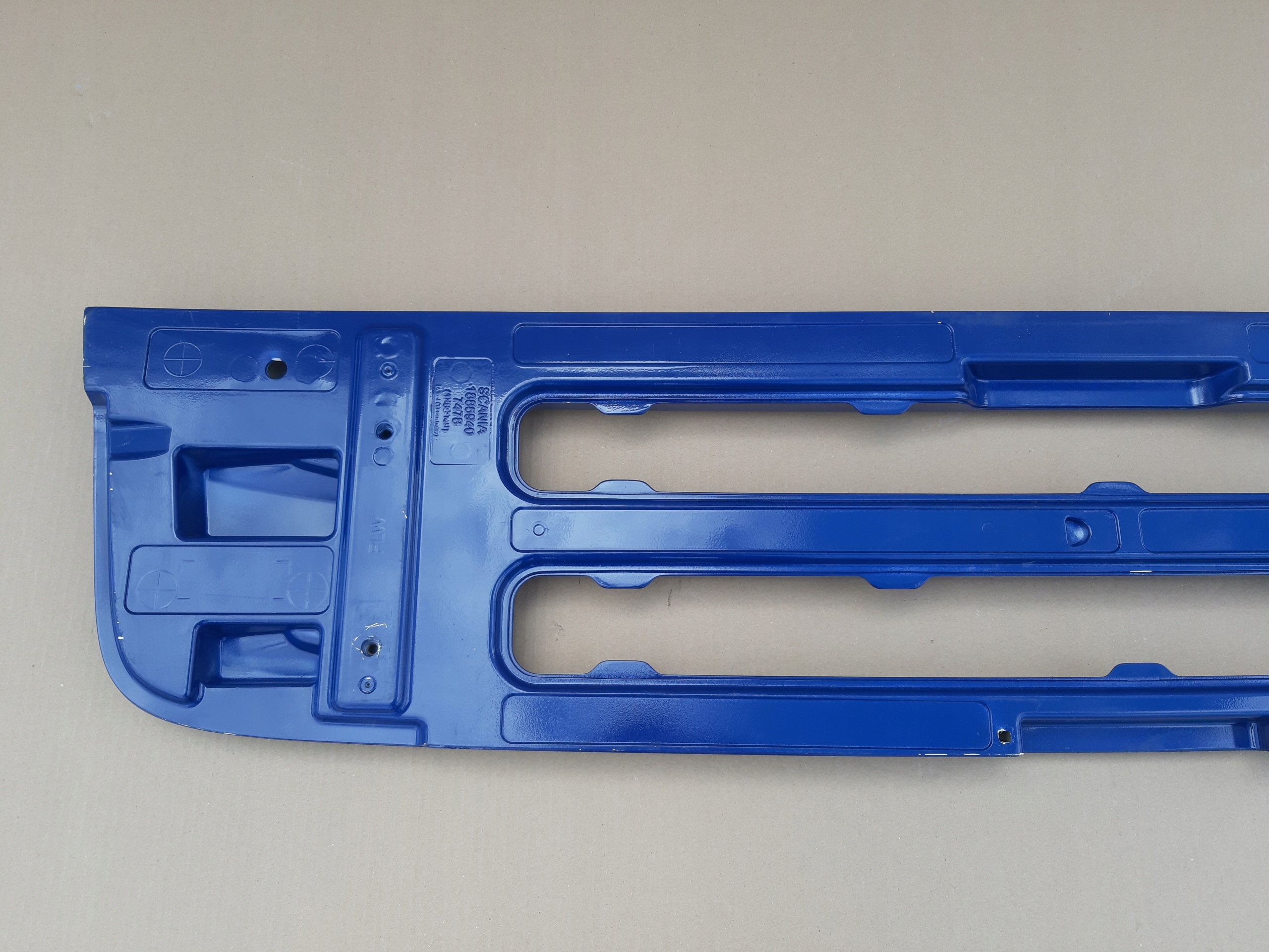 SCANIA R XPI ŁAWKA GRILL ATRAPA DOLNA 1885940 Kolor czerwony