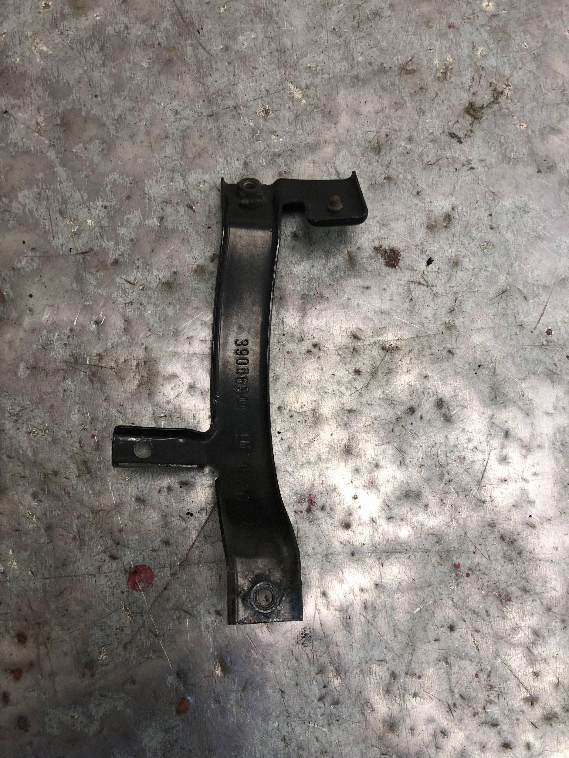 console holder supports left front OPEL ASTRA K KOMBI 39086904